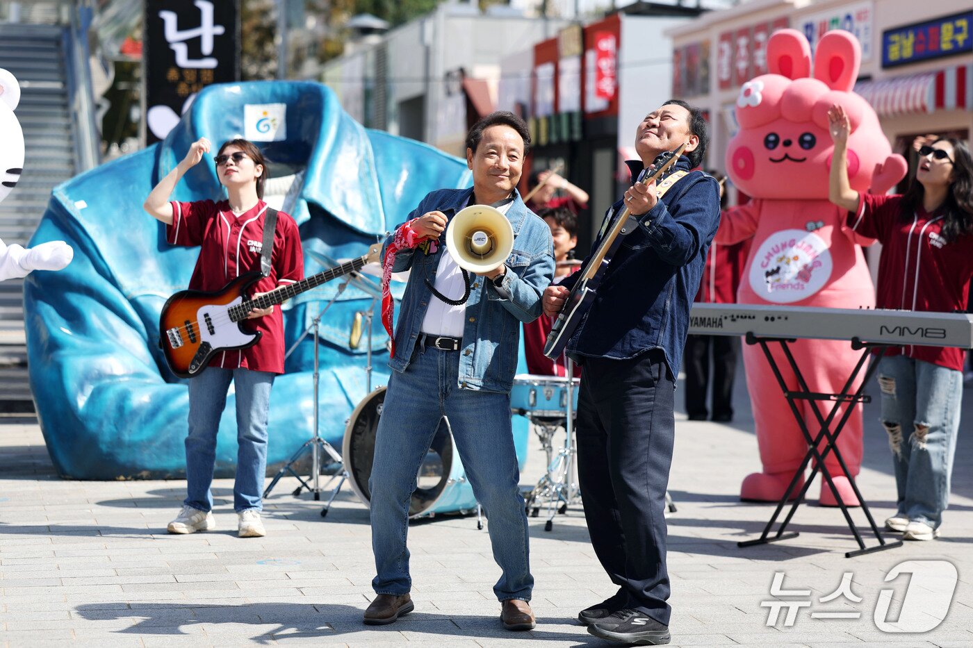 본문 이미지 - 제23회 광주 추억의 충장축제 개막을 엿새 앞둔 1일 전남광주 동구 빛의 읍성 일원에 마련된 추억의 거리에서 레트로 복장을 입은 임택 동구청장과 충장밴드가 축제 홍보를 하고 있다. 2026.10.2 ⓒ 뉴스1 조수민 기자