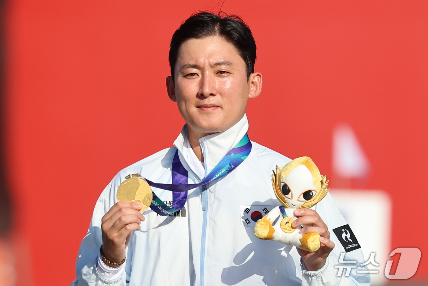 (오카자키=뉴스1) 김도우 기자 = 대한민국 김종호가 1일 일본 오카자키 중앙종합공원 다목적광장에서 열린 2026 아이치·나고야 아시안게임 양궁 컴파운드 남자 개인전 시상식에서 금 …