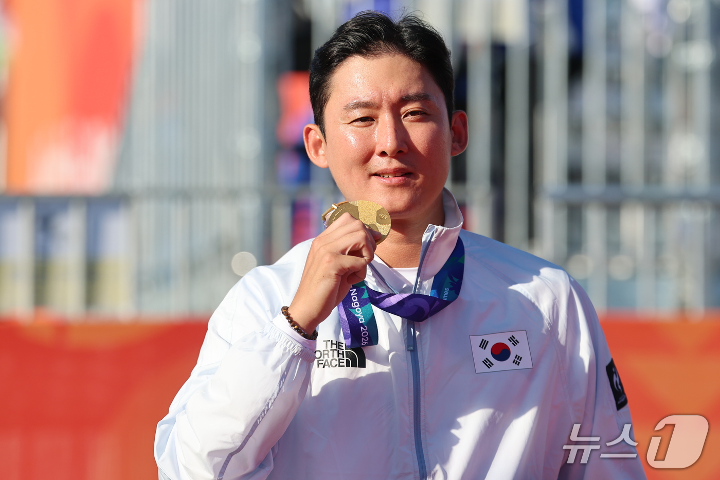 (오카자키=뉴스1) 김도우 기자 = 대한민국 김종호가 1일 일본 오카자키 중앙종합공원 다목적광장에서 열린 2026 아이치·나고야 아시안게임 양궁 컴파운드 남자 개인전 시상식에서 금 …