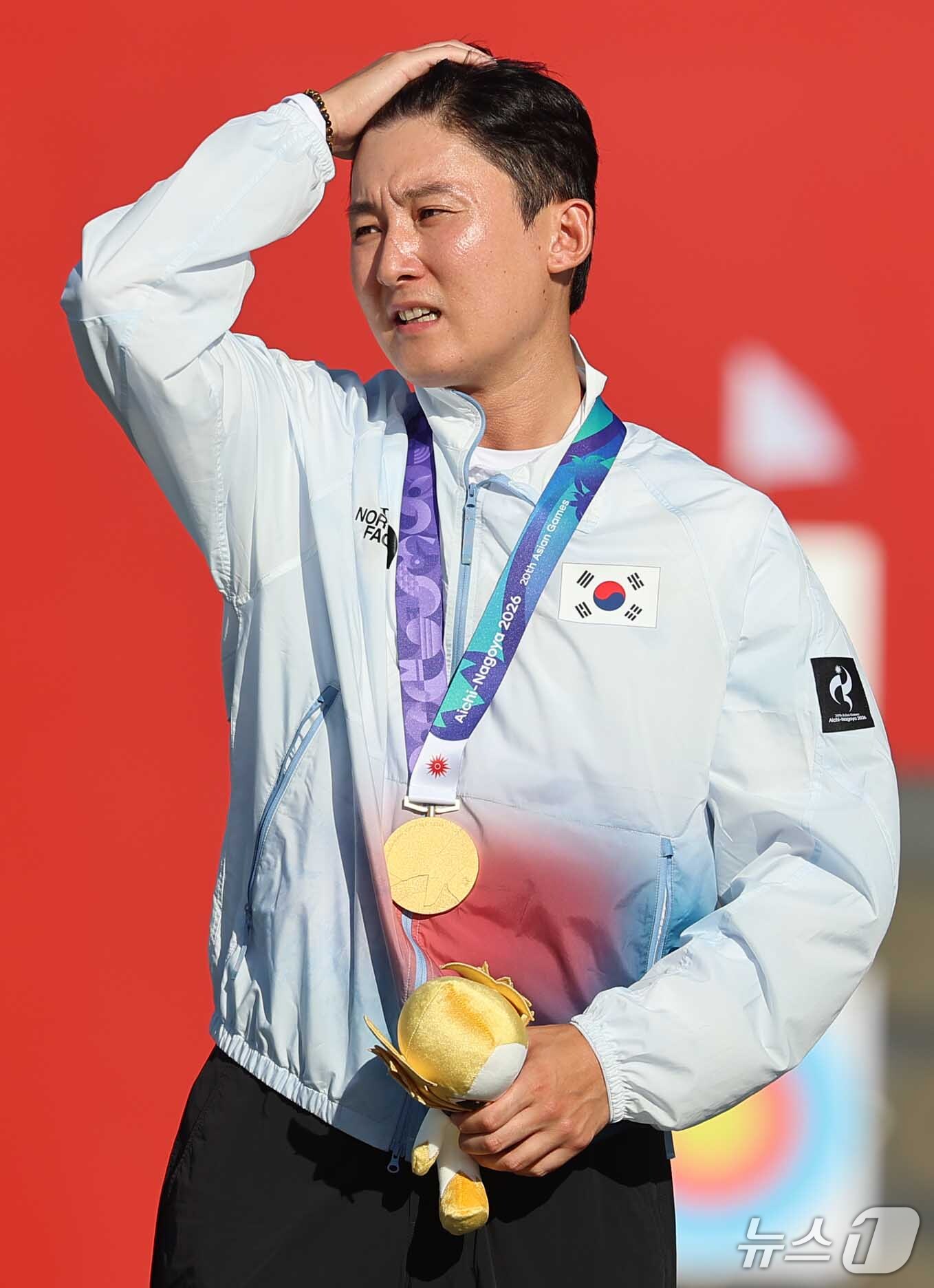 (오카자키=뉴스1) 김도우 기자 = 대한민국 김종호가 1일 일본 오카자키 중앙종합공원 다목적광장에서 열린 2026 아이치·나고야 아시안게임 양궁 컴파운드 남자 개인전 시상식에서 눈 …
