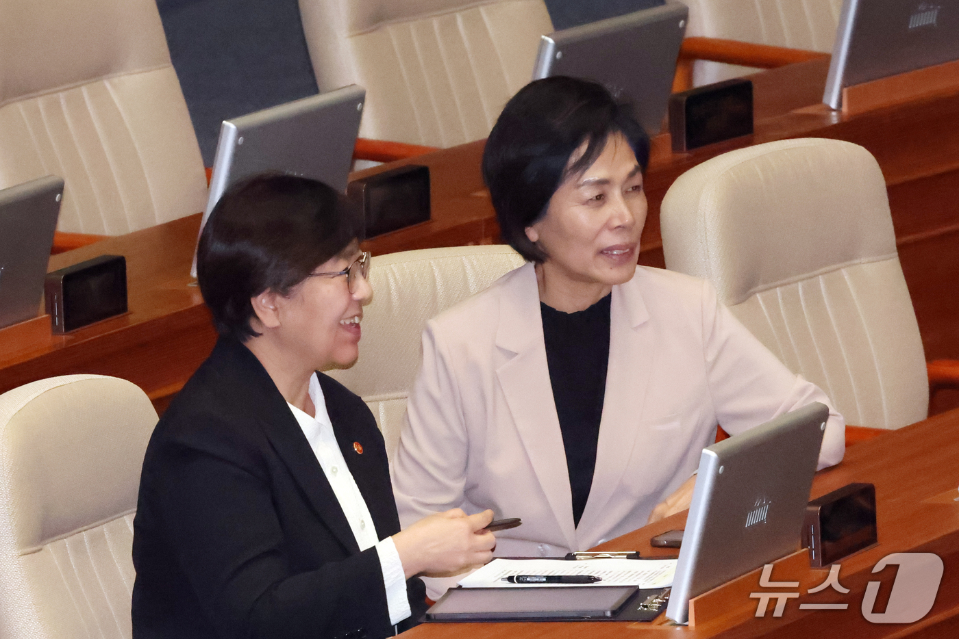 (서울=뉴스1) 황기선 기자 = 정은경 보건복지부 장관과 최민희 더불어민주당 최고위원이 1일 오후 서울 여의도 국회에서 열린 제439회국회(정기회) 제10차 본회의에서 대화를 나누 …