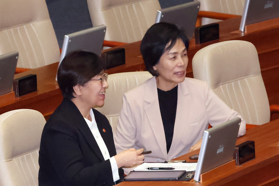 정은경 장관과 대화 나누는 최민희 최고위원