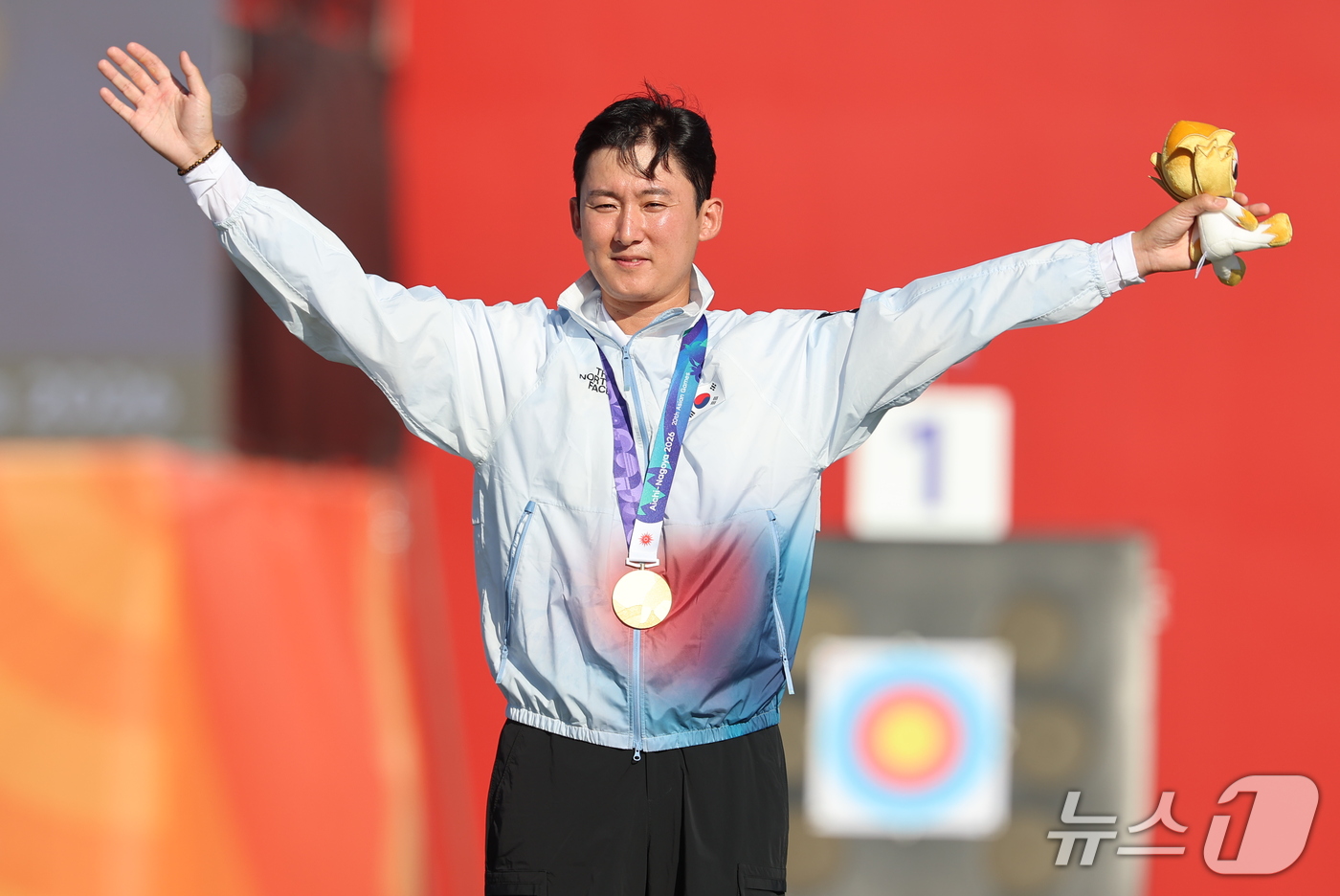 (오카자키=뉴스1) 김도우 기자 = 대한민국 김종호가 1일 일본 오카자키 중앙종합공원 다목적광장에서 열린 2026 아이치·나고야 아시안게임 양궁 컴파운드 남자 개인전 시상식에서 금 …
