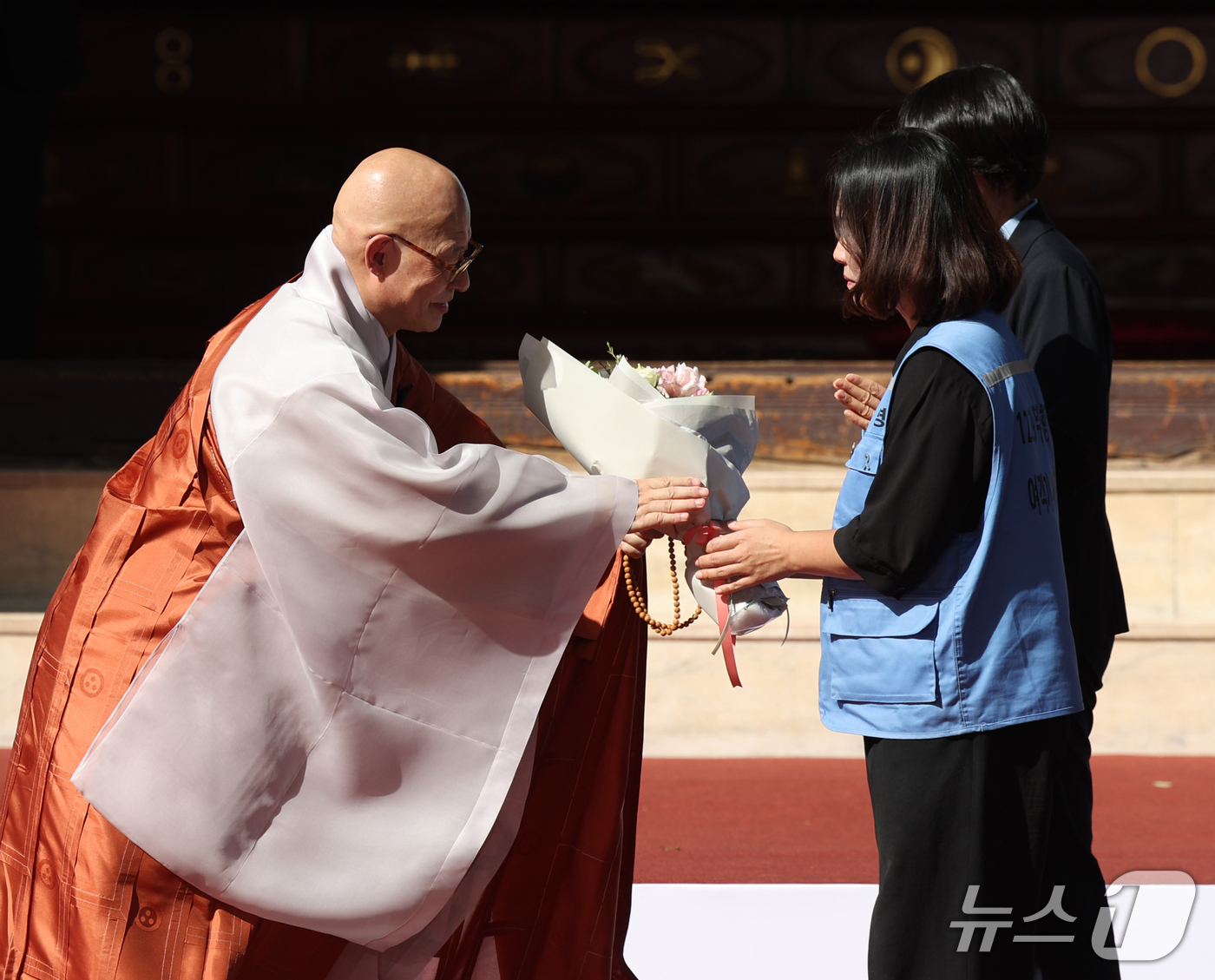 (서울=뉴스1) 박정호 기자 = 조계종 제38대 총무원장 진우스님이 1일 오후 서울 종로구 조계사에서 열린 취임법회에서 김유진 12.29 무안공항 제주항공 여객기 참사 유가족 협의 …