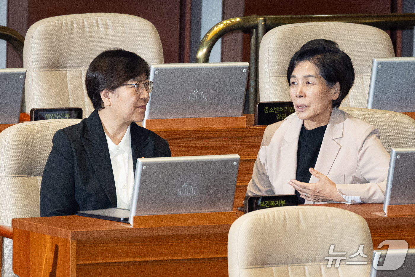 (서울=뉴스1) 유승관 기자 = 정은경 보건복지부 장관(왼쪽)과 최민희 더불어민주당 최고위원이 1일 서울 여의도 국회에서 열린 제439회 국회(정기회) 제10차 본회의에서 대화하고 …