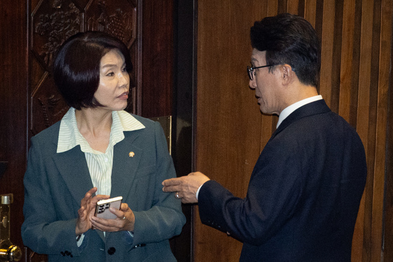 대화 나누는 김민석·한정애