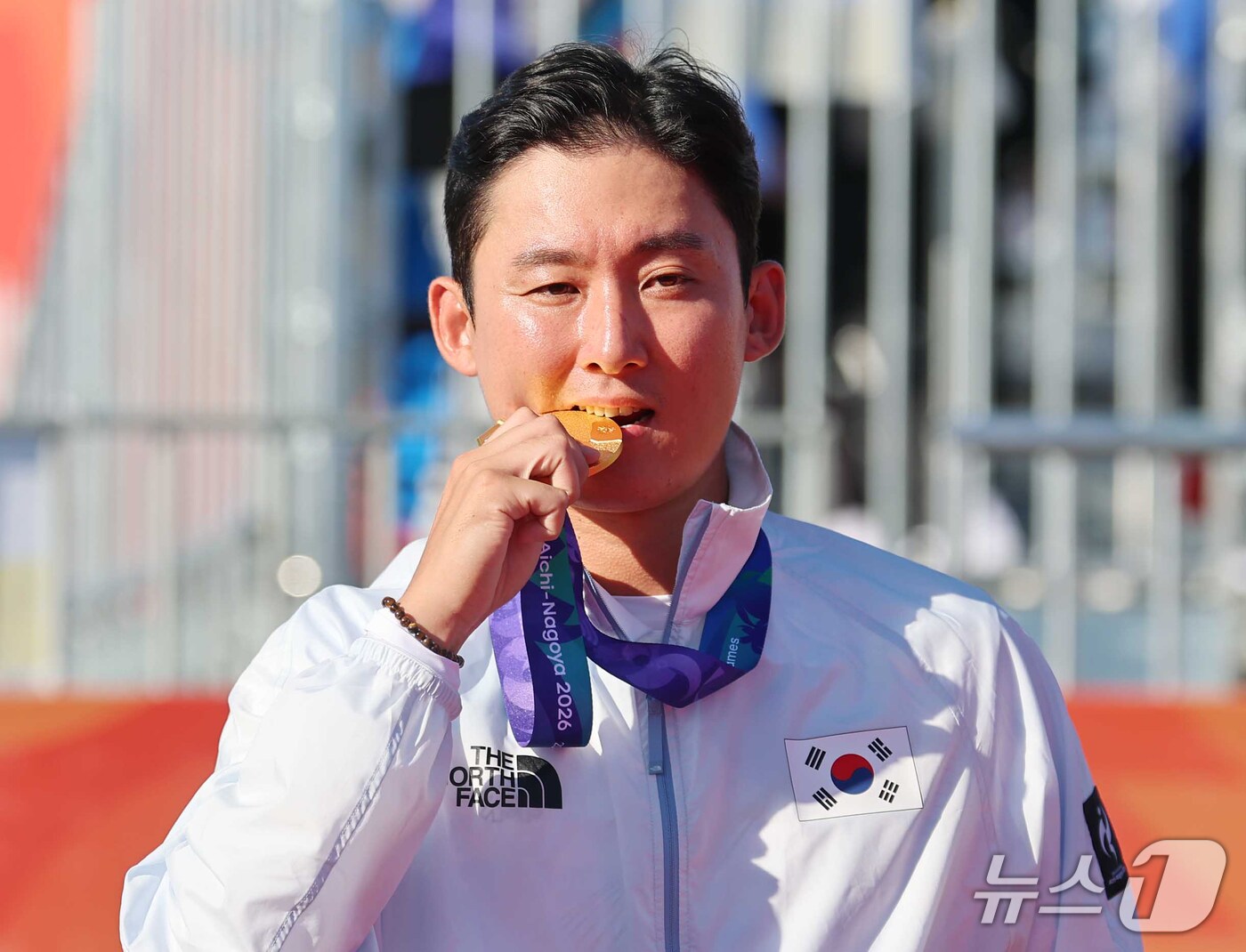 (오카자키=뉴스1) 김도우 기자 = 대한민국 김종호가 1일 일본 오카자키 중앙종합공원 다목적광장에서 열린 2026 아이치·나고야 아시안게임 양궁 컴파운드 남자 개인전 시상식에서 금 …