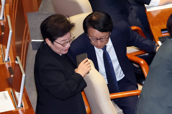 대화 나누는 與野 정책위의장