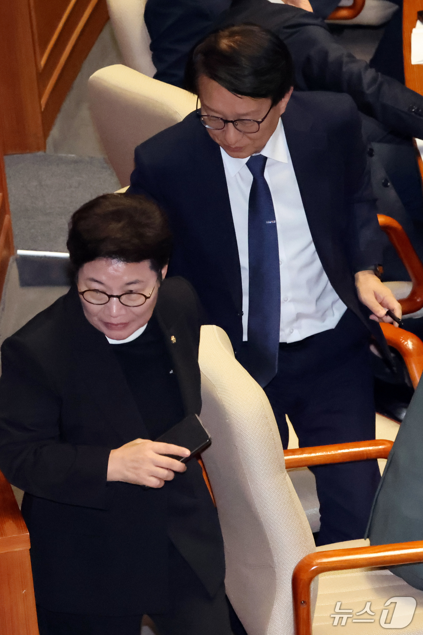 (서울=뉴스1) 황기선 기자 = 권칠승 더불어민주당 정책위의장과 임이자 국민의힘 정책위의장이 1일 오후 서울 여의도 국회에서 열린 제439회국회(정기회) 제10차 본회의에서 대화를 …