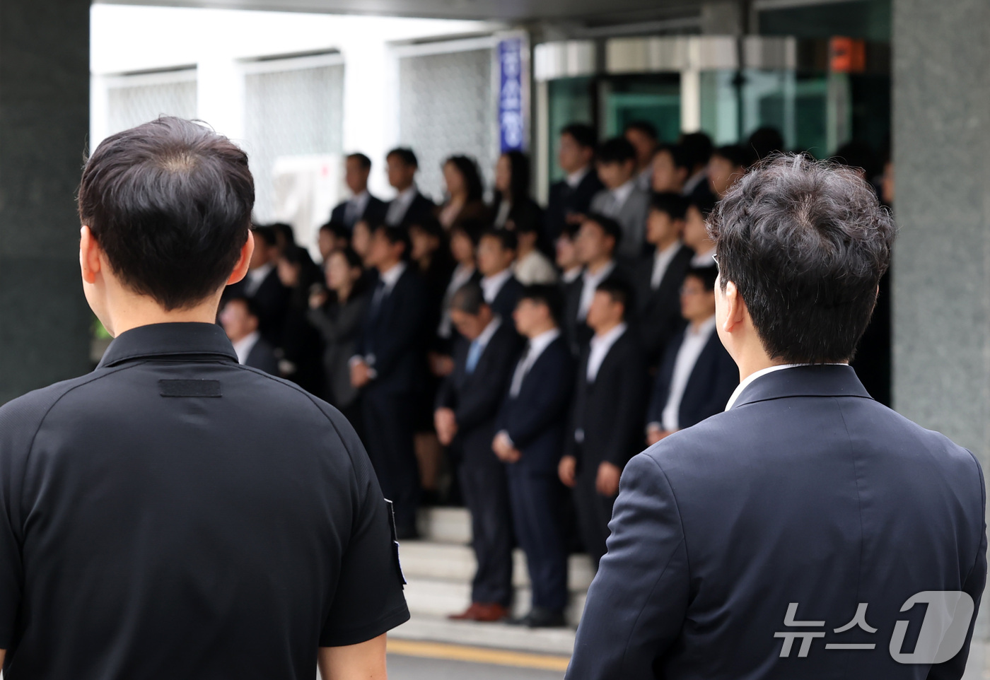 (대구=뉴스1) 공정식 기자 = 공소청 출범을 하루 앞둔 1일 대구 수성구 범어동 대구지방검찰청에서 명예퇴임식을 마친 노선균 대구지검 2차장검사(35기)와 동료 검사들이 함께 기념 …