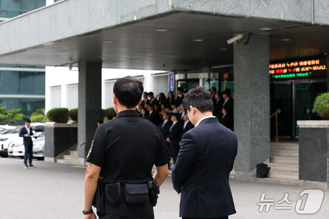 (대구=뉴스1) 공정식 기자 = 공소청 출범을 하루 앞둔 1일 대구 수성구 범어동 대구지방검찰청에서 명예퇴임식을 마친 노선균 대구지검 2차장검사(35기)와 동료 검사들이 함께 기념 …