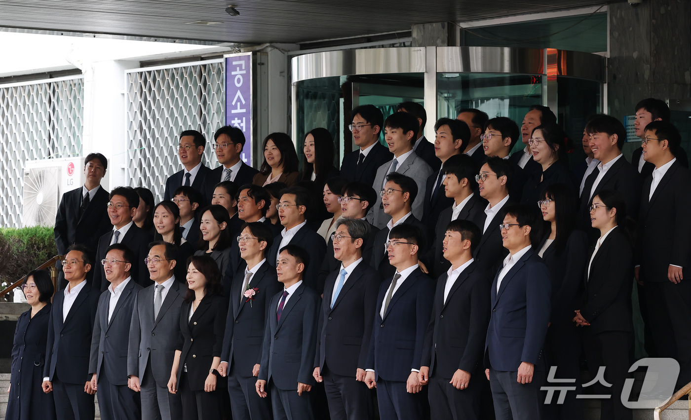 (대구=뉴스1) 공정식 기자 = 공소청 출범을 하루 앞둔 1일 대구 수성구 범어동 대구지방검찰청에서 명예퇴임식을 마친 노선균 대구지검 2차장검사(35기)와 동료 검사들이 함께 기념 …