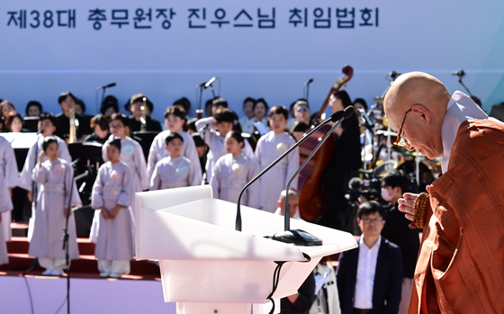합장하는 진우스님