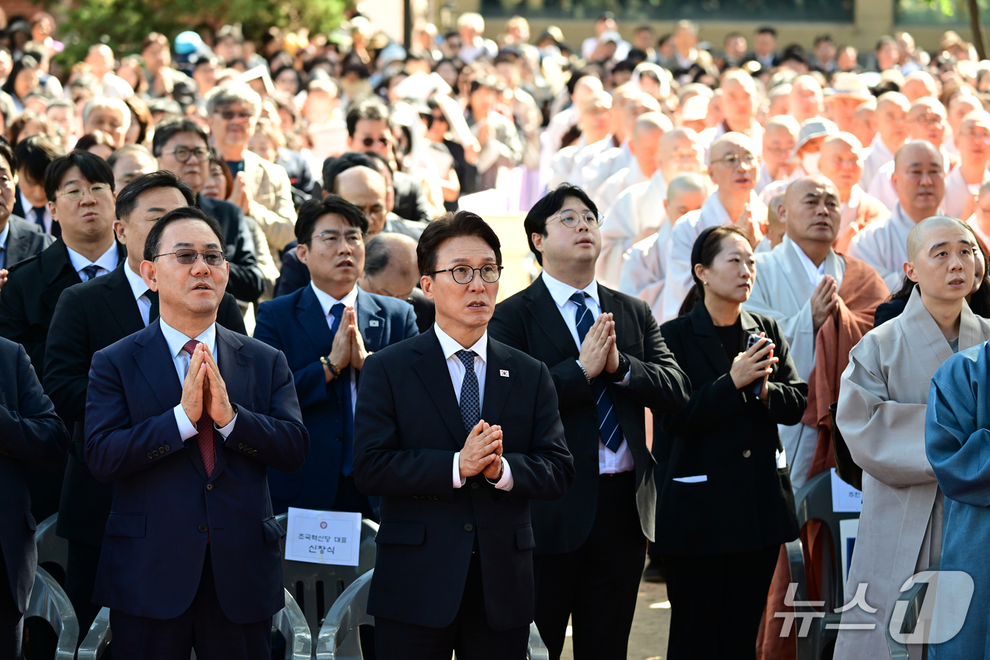 (서울=뉴스1) 박정호 기자 = 김민석 더불어민주당 대표와 주호영 국민의힘 의원이 1일 오후 서울 종로구 조계사에서 열린 제38대 총무원장 취임법회에 참석해 합장하고 있다. (공동 …
