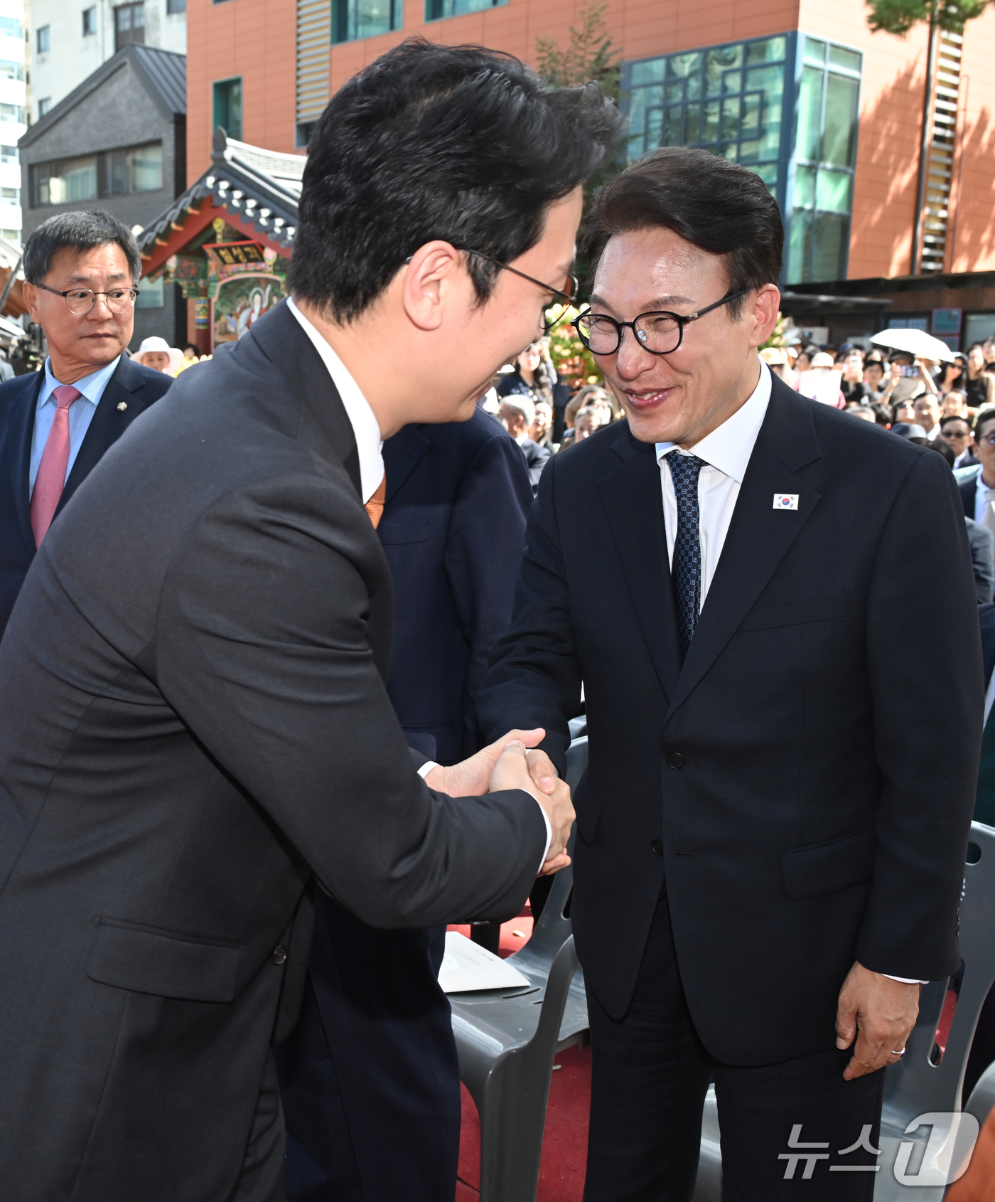 (서울=뉴스1) 박정호 기자 = 김민석 더불어민주당 대표가 1일 오후 서울 종로구 조계사에서 열린 제38대 총무원장 취임법회에서 이기인 개혁신당 비대위원장과 악수하고 있다. (공동 …