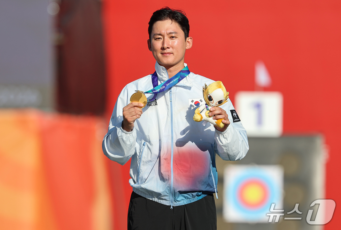(오카자키=뉴스1) 김도우 기자 = 대한민국 김종호가 1일 일본 오카자키 중앙종합공원 다목적광장에서 열린 2026 아이치·나고야 아시안게임 양궁 컴파운드 남자 개인전 시상식에서 금 …