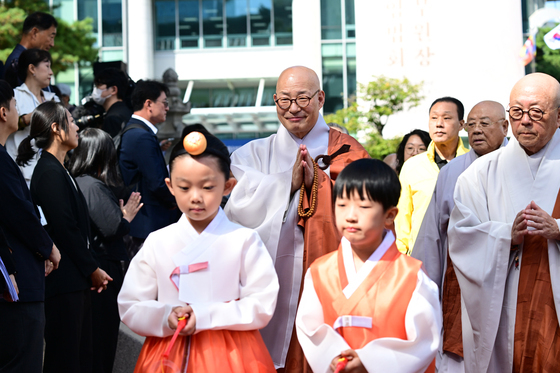 취임법회 참석하는 진우스님