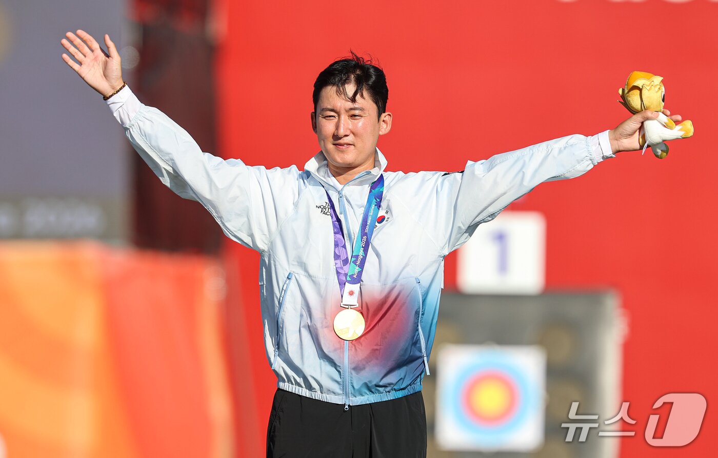 본문 이미지 - 대한민국 김종호가 1일 일본 오카자키 중앙종합공원 다목적광장에서 열린 2026 아이치·나고야 아시안게임 양궁 컴파운드 남자 개인전 시상식에서 금메달을 목에 걸고 기뻐하고 있다. 2026.10.1 ⓒ 뉴스1 김도우 기자