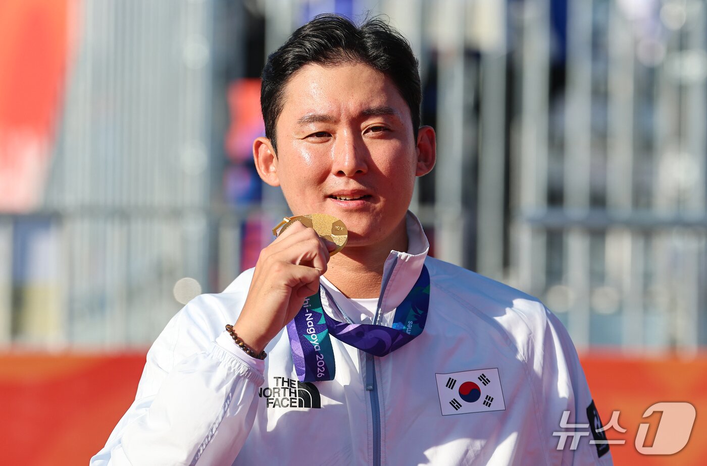 본문 이미지 - 대한민국 김종호가 1일 일본 오카자키 중앙종합공원 다목적광장에서 열린 2026 아이치·나고야 아시안게임 양궁 컴파운드 남자 개인전 시상식에서 금메달을 목에 걸고 기뻐하고 있다. 2026.10.1 ⓒ 뉴스1 김도우 기자