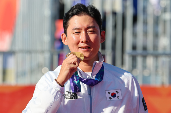 컴파운드 男 개인전 첫 우승 김종호 "내가 金 딸 줄이야"[AG]