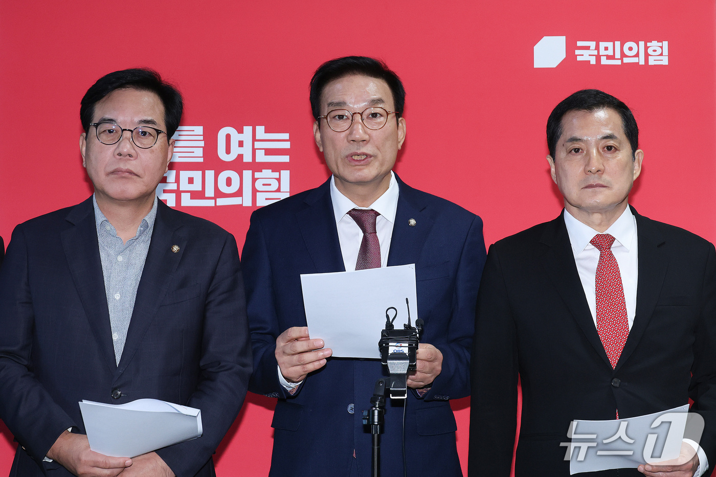 (서울=뉴스1) 신웅수 기자 = 서일준 간사를 비롯한 국민의힘 정무위원들이 1일 서울 여의도 국회에서 국정감사 증인 채택 관련 기자회견을 하고 있다. 2026.10.1/뉴스1