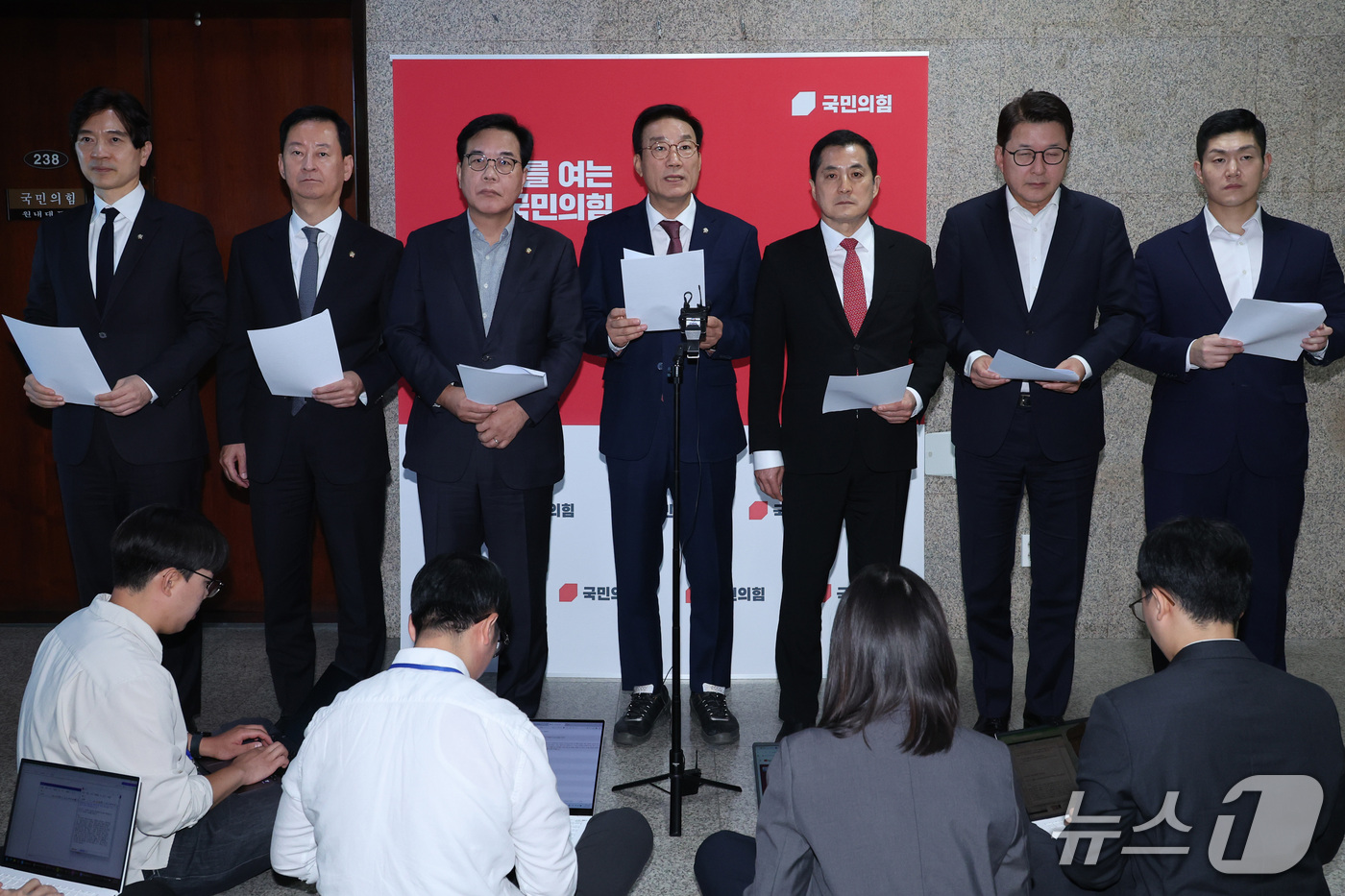(서울=뉴스1) 신웅수 기자 = 서일준 간사를 비롯한 국민의힘 정무위원들이 1일 서울 여의도 국회에서 국정감사 증인 채택 관련 기자회견을 하고 있다. 2026.10.1/뉴스1