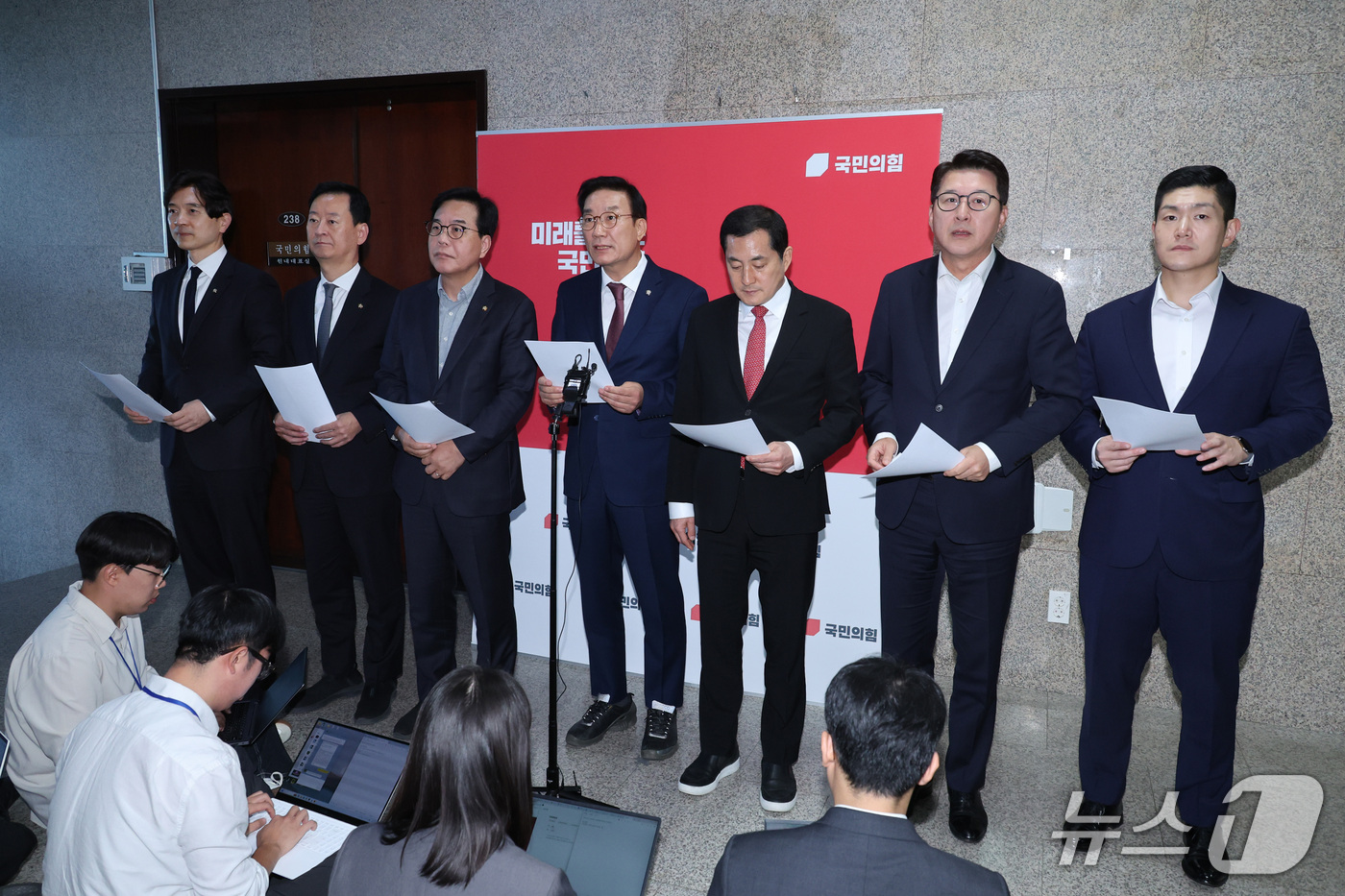 (서울=뉴스1) 신웅수 기자 = 서일준 간사를 비롯한 국민의힘 정무위원들이 1일 서울 여의도 국회에서 국정감사 증인 채택 관련 기자회견을 하고 있다. 2026.10.1/뉴스1