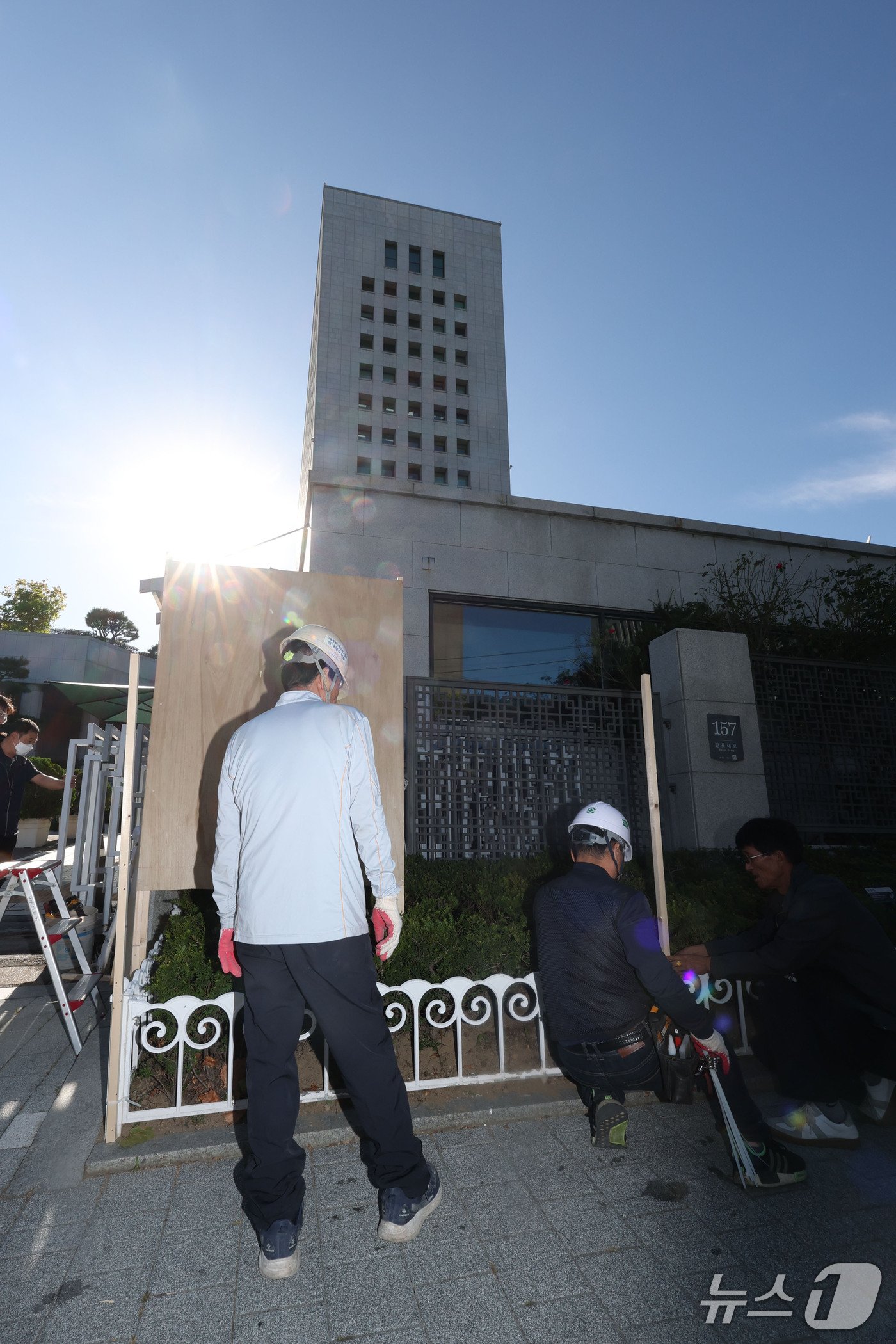 (서울=뉴스1) 최지환 기자 = 공소청 출범을 하루 앞둔 1일 서울 서초구 대검찰청에서 비공개 현판 교체 작업이 진행되고 있다.검찰은 나무판자로 사방을 가리고 대검찰청 현판을 공소 …