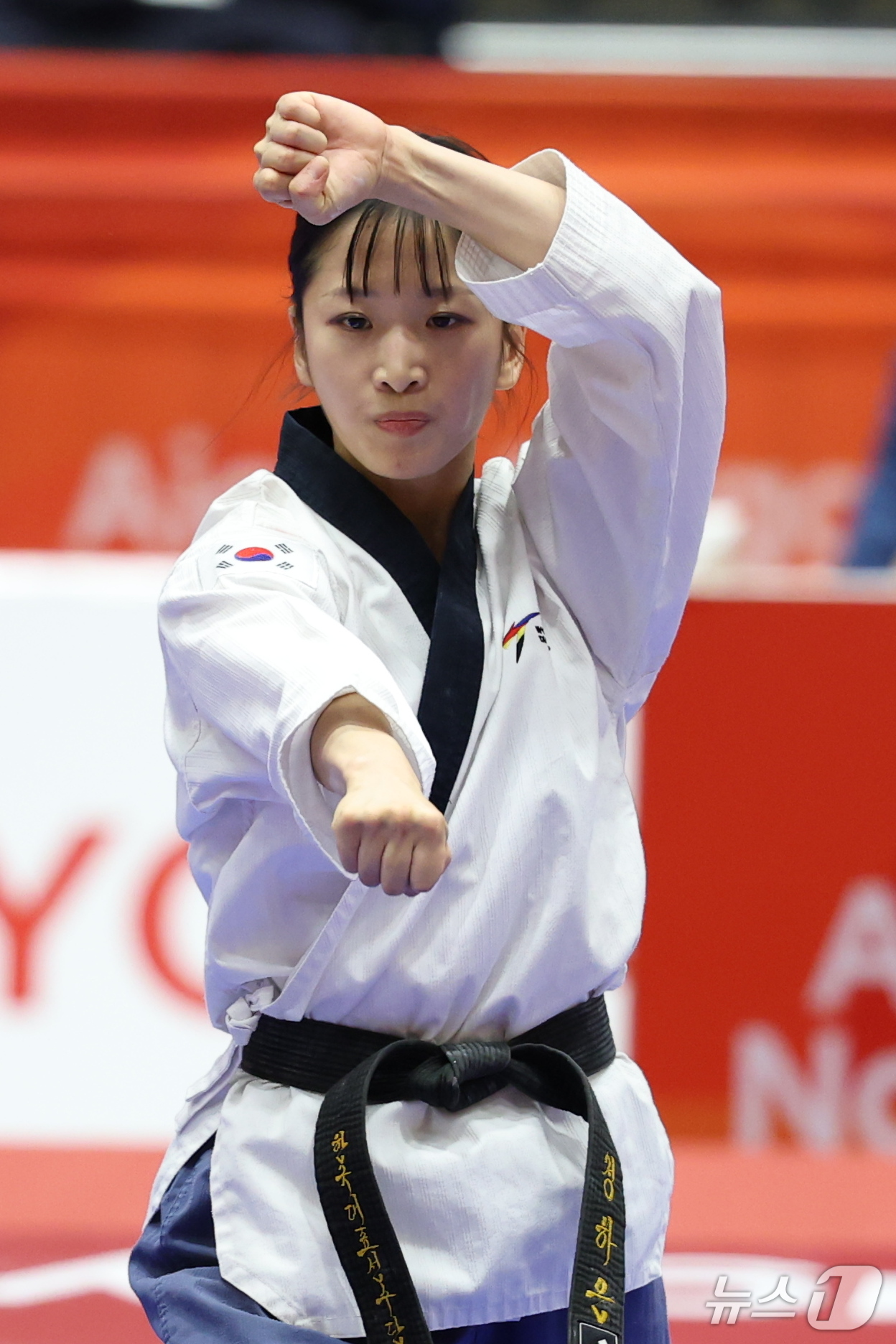 (도요하시=뉴스1) 안은나 기자 = 대한민국 정하은이 1일 일본 도요하시 체육관에서 열린 2026 아이치·나고야 아시안게임 태권도 여자 개인 품새 결승전에서 경연을 펼치고 있다. …