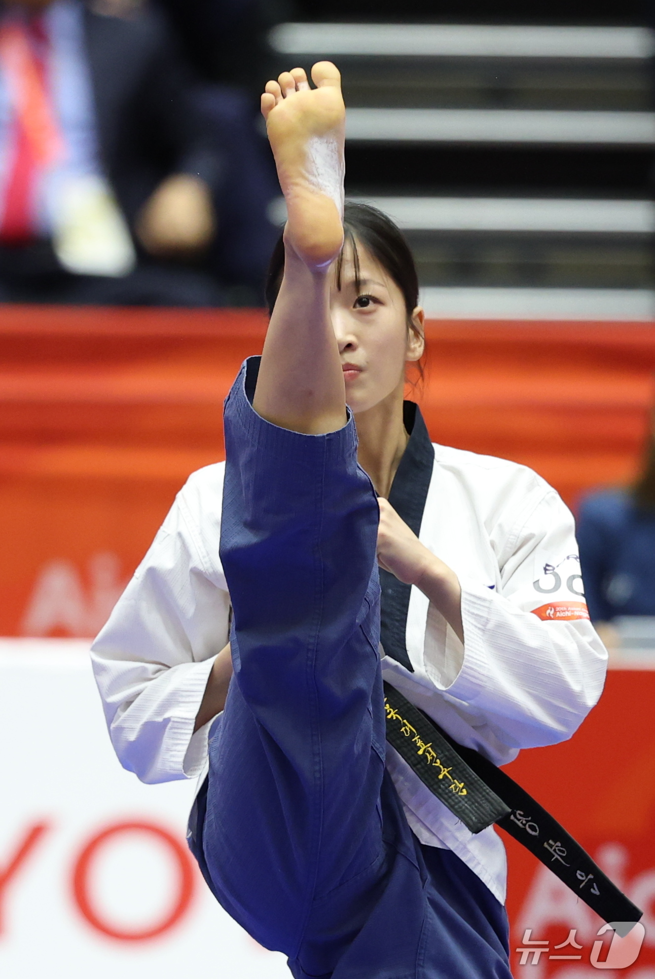 (도요하시=뉴스1) 안은나 기자 = 대한민국 정하은이 1일 일본 도요하시 체육관에서 열린 2026 아이치·나고야 아시안게임 태권도 여자 개인 품새 결승전에서 경연을 펼치고 있다. …