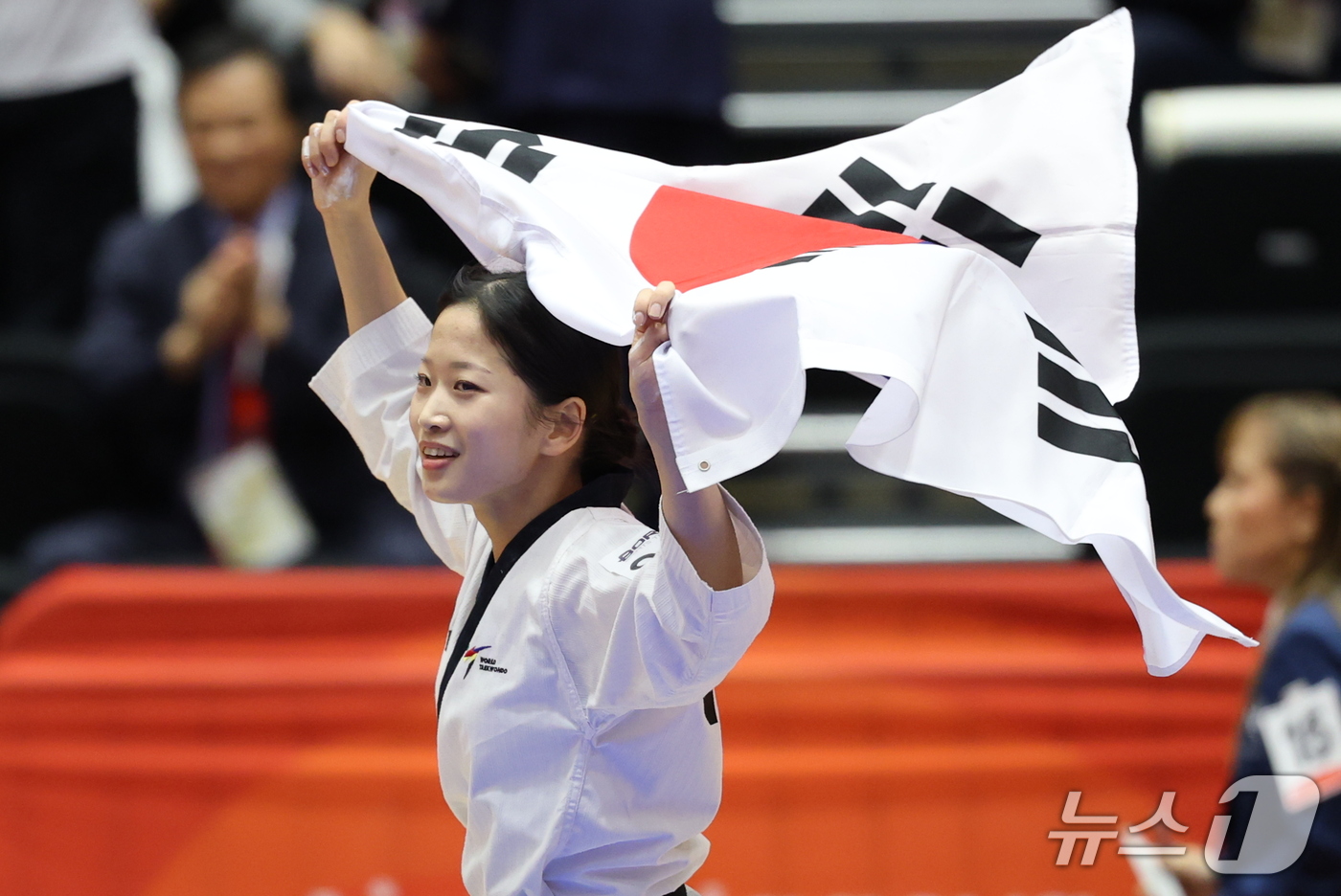 (도요하시=뉴스1) 안은나 기자 = 대한민국 정하은이 1일 일본 도요하시 체육관에서 열린 2026 아이치·나고야 아시안게임 태권도 여자 개인 품새 결승전에서 금메달을 확정 후 태극 …