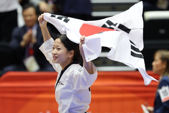 [속보] 태권도 정하은, 여자 품새 金 수확…한국, 2연속 우승
