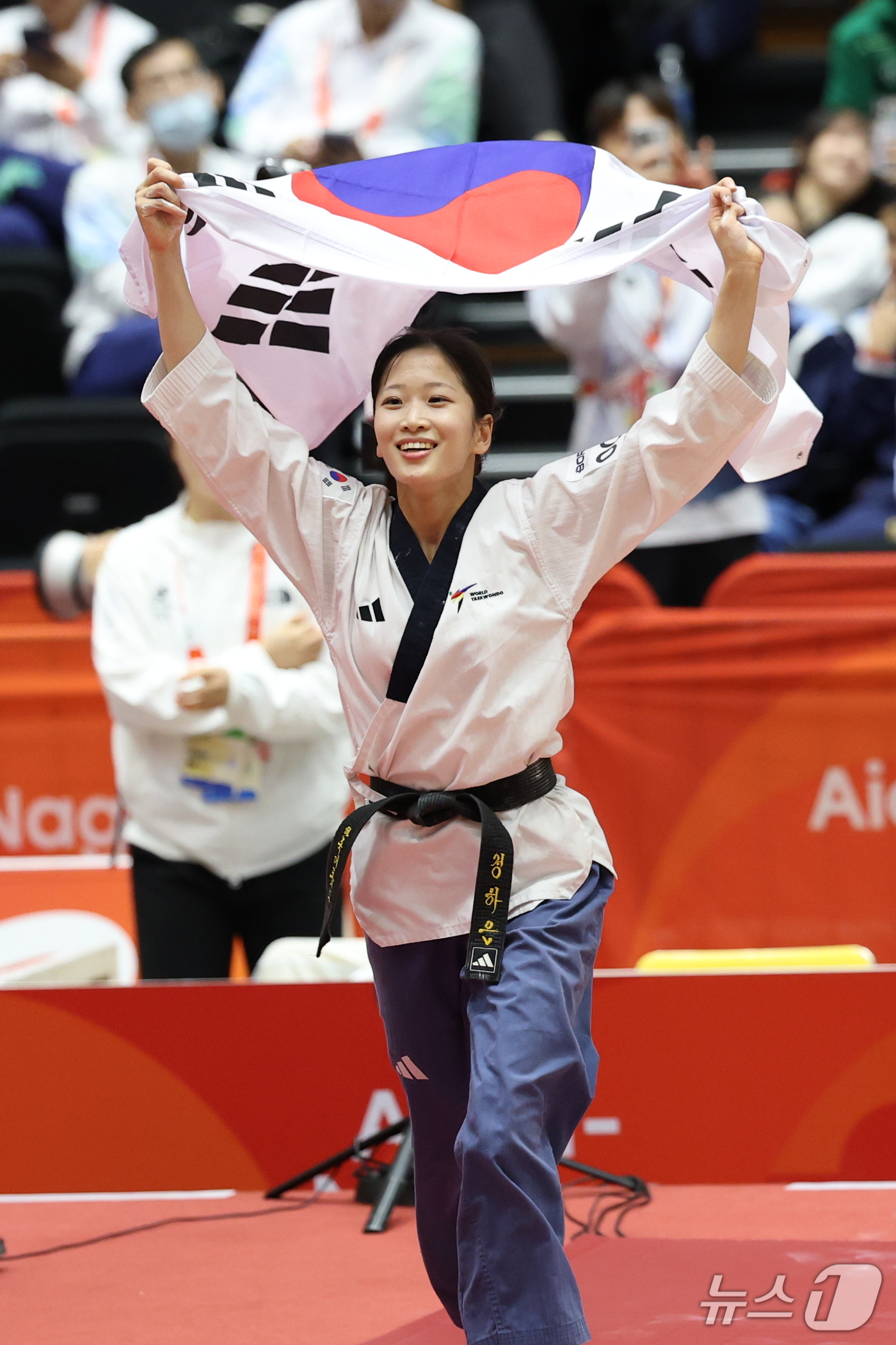 (도요하시=뉴스1) 안은나 기자 = 대한민국 정하은이 1일 일본 도요하시 체육관에서 열린 2026 아이치·나고야 아시안게임 태권도 여자 개인 품새 결승전에서 금메달을 확정 후 태극 …