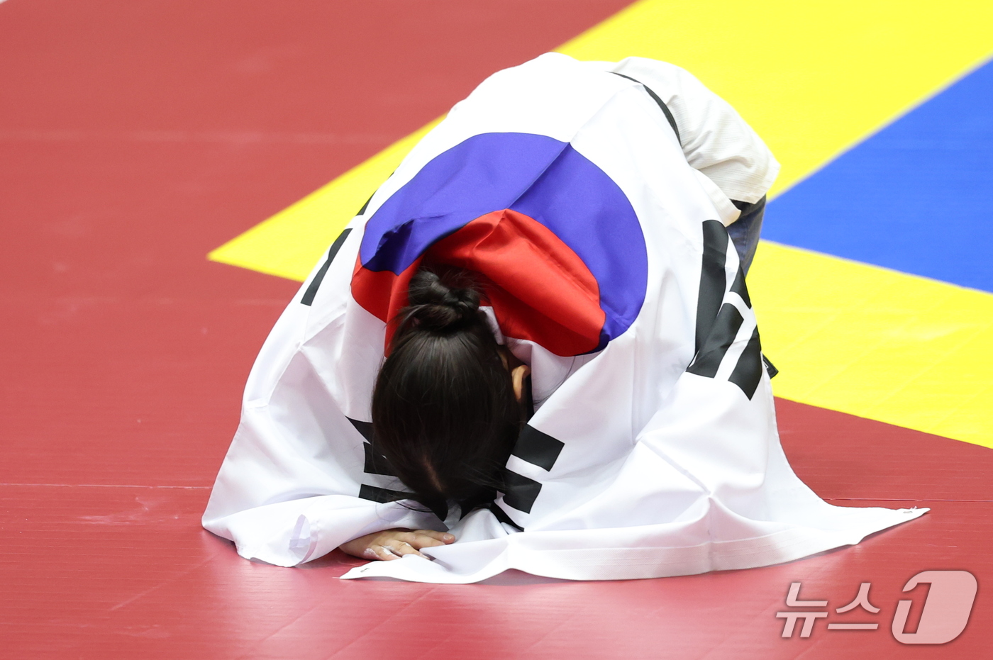 (도요하시=뉴스1) 안은나 기자 = 대한민국 정하은이 1일 일본 도요하시 체육관에서 열린 2026 아이치·나고야 아시안게임 태권도 여자 개인 품새 결승전에서 금메달을 확정 후 태극 …