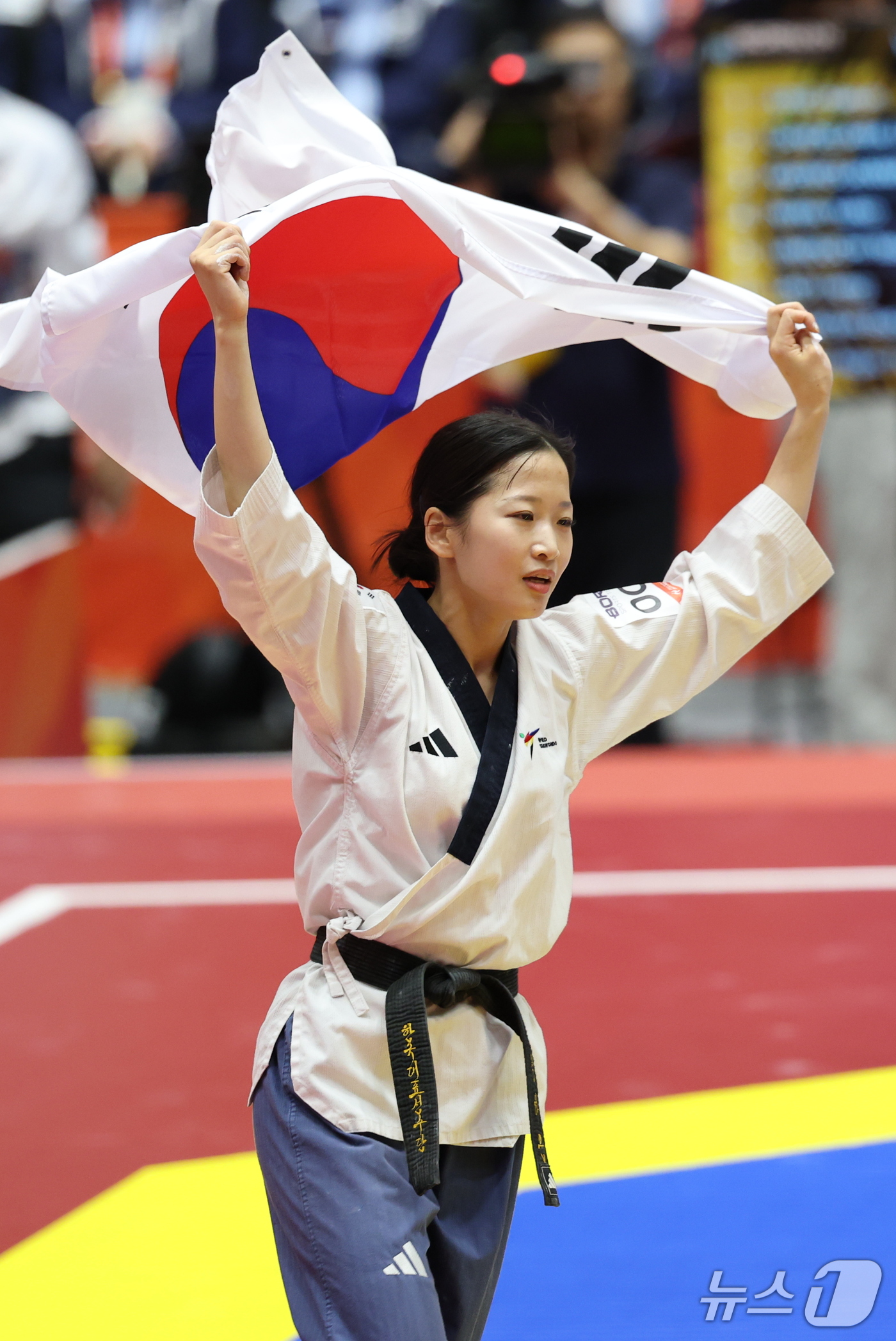 (도요하시=뉴스1) 안은나 기자 = 대한민국 정하은이 1일 일본 도요하시 체육관에서 열린 2026 아이치·나고야 아시안게임 태권도 여자 개인 품새 결승전에서 금메달을 확정 후 태극 …
