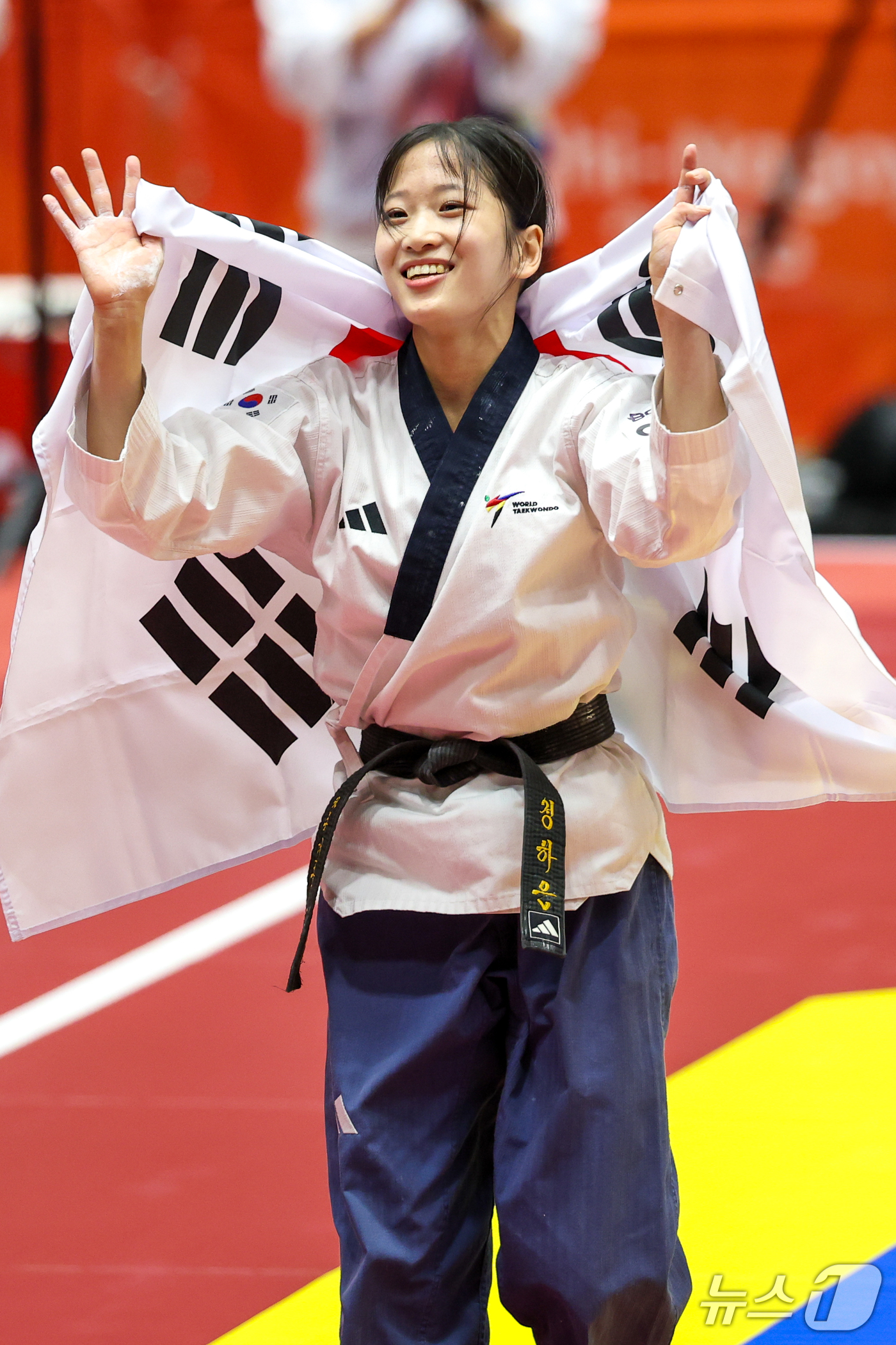 (도요하시=뉴스1) 안은나 기자 = 대한민국 정하은이 1일 일본 도요하시 체육관에서 열린 2026 아이치·나고야 아시안게임 태권도 여자 개인 품새 결승전에서 금메달을 확정 후 태극 …
