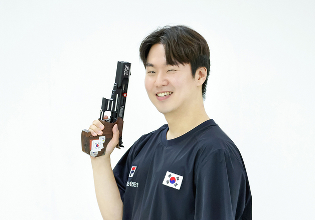 쇄골 골절 극복한 이건혁의 사격 사랑…금빛 총성으로 '2관왕'[AG]