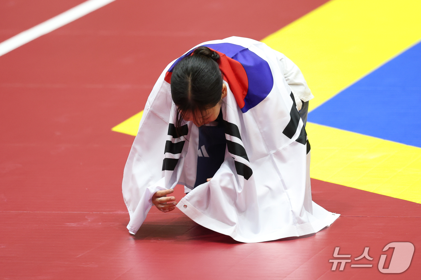 (도요하시=뉴스1) 안은나 기자 = 대한민국 정하은이 1일 일본 도요하시 체육관에서 열린 2026 아이치·나고야 아시안게임 태권도 여자 개인 품새 결승전에서 금메달을 확정 짓자 태 …