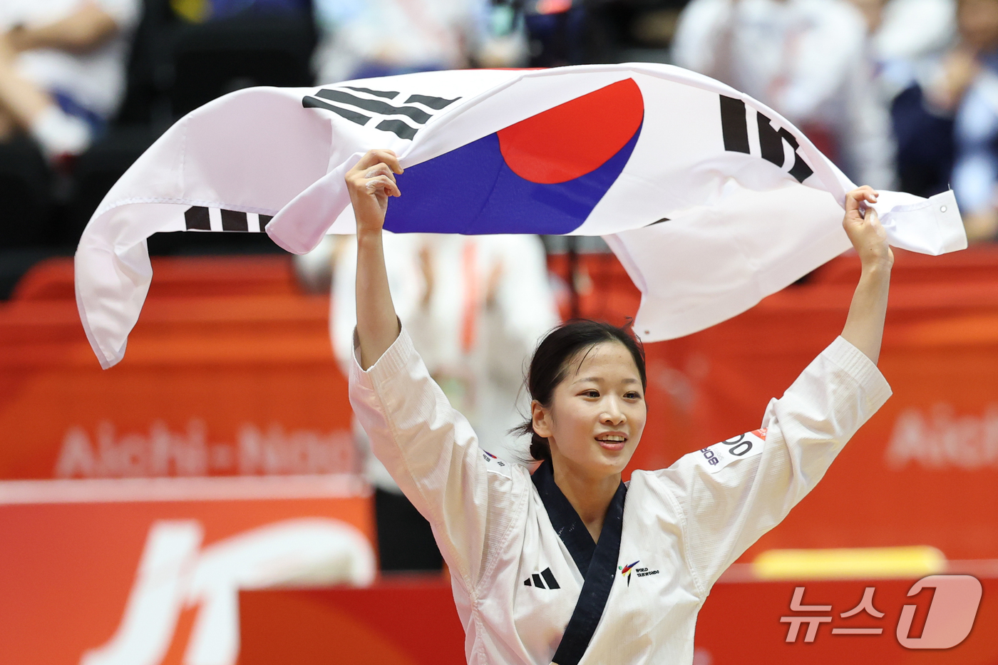 (도요하시=뉴스1) 안은나 기자 = 대한민국 정하은이 1일 일본 도요하시 체육관에서 열린 2026 아이치·나고야 아시안게임 태권도 여자 개인 품새 결승전에서 금메달을 확정 짓자 태 …