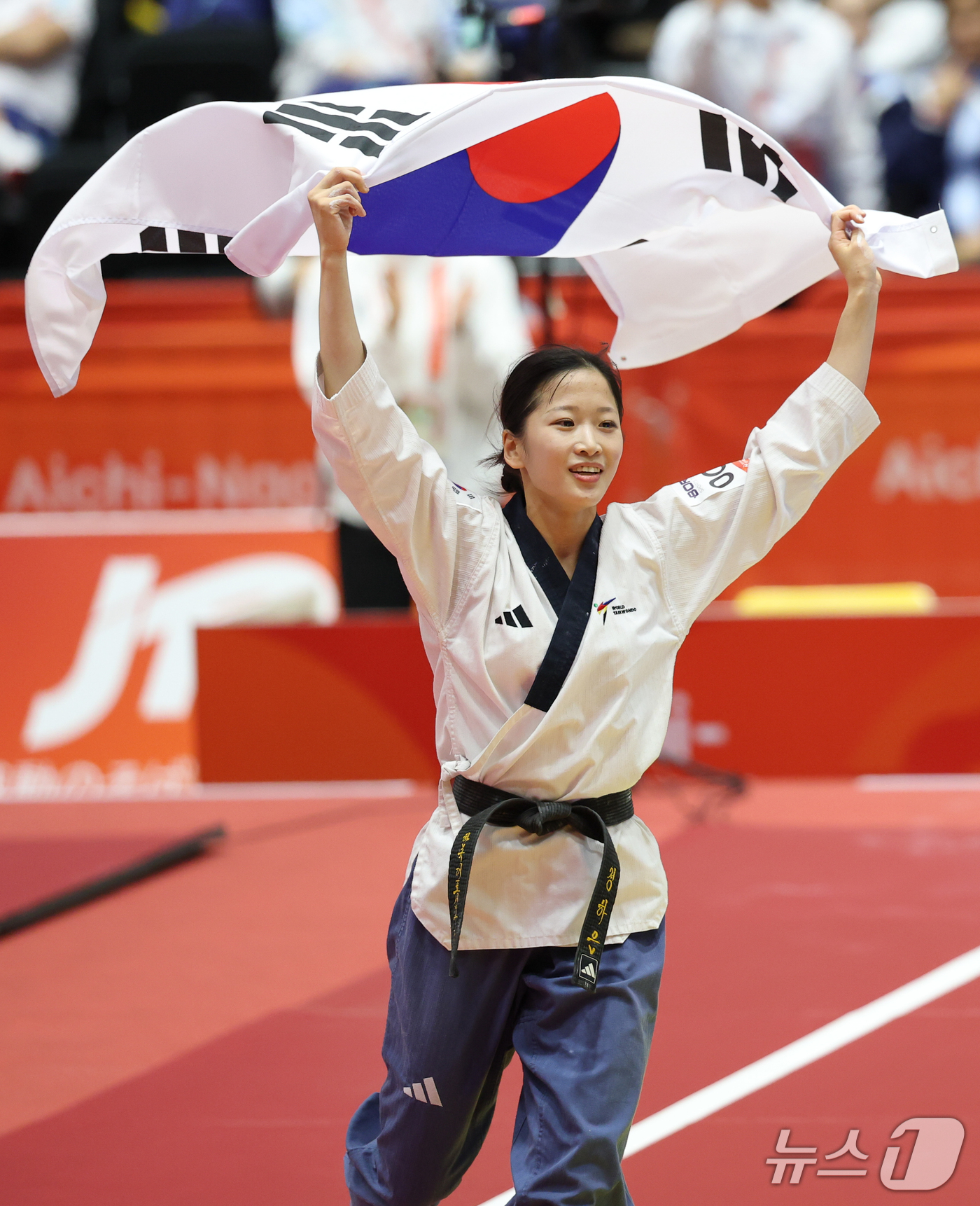 (도요하시=뉴스1) 안은나 기자 = 대한민국 정하은이 1일 일본 도요하시 체육관에서 열린 2026 아이치·나고야 아시안게임 태권도 여자 개인 품새 결승전에서 금메달을 확정 짓자 태 …