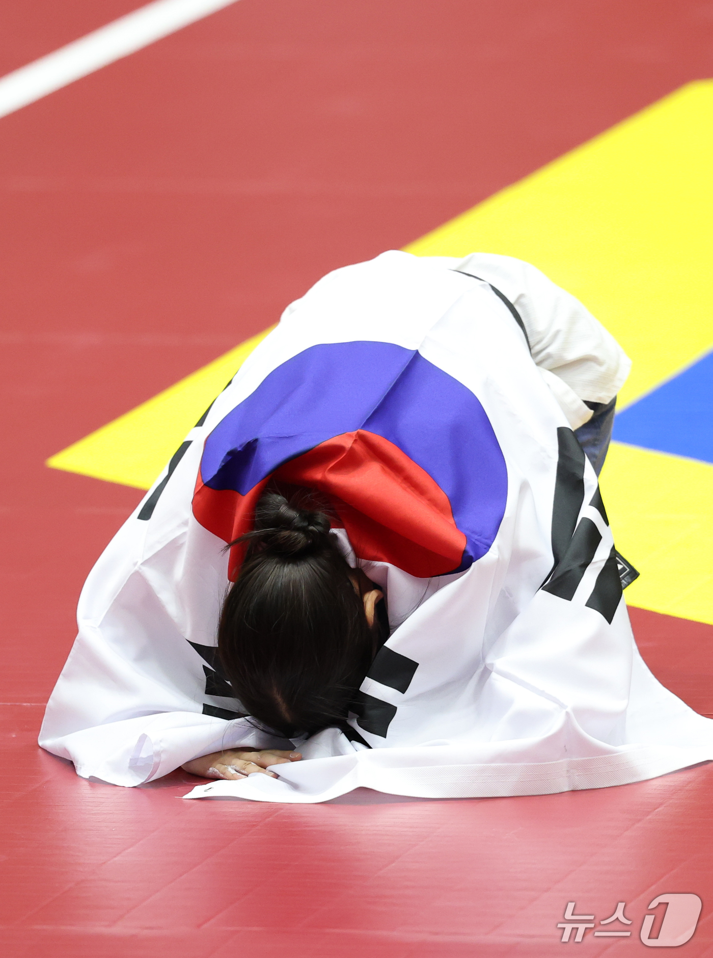 (도요하시=뉴스1) 안은나 기자 = 대한민국 정하은이 1일 일본 도요하시 체육관에서 열린 2026 아이치·나고야 아시안게임 태권도 여자 개인 품새 결승전에서 금메달을 확정 짓자 태 …