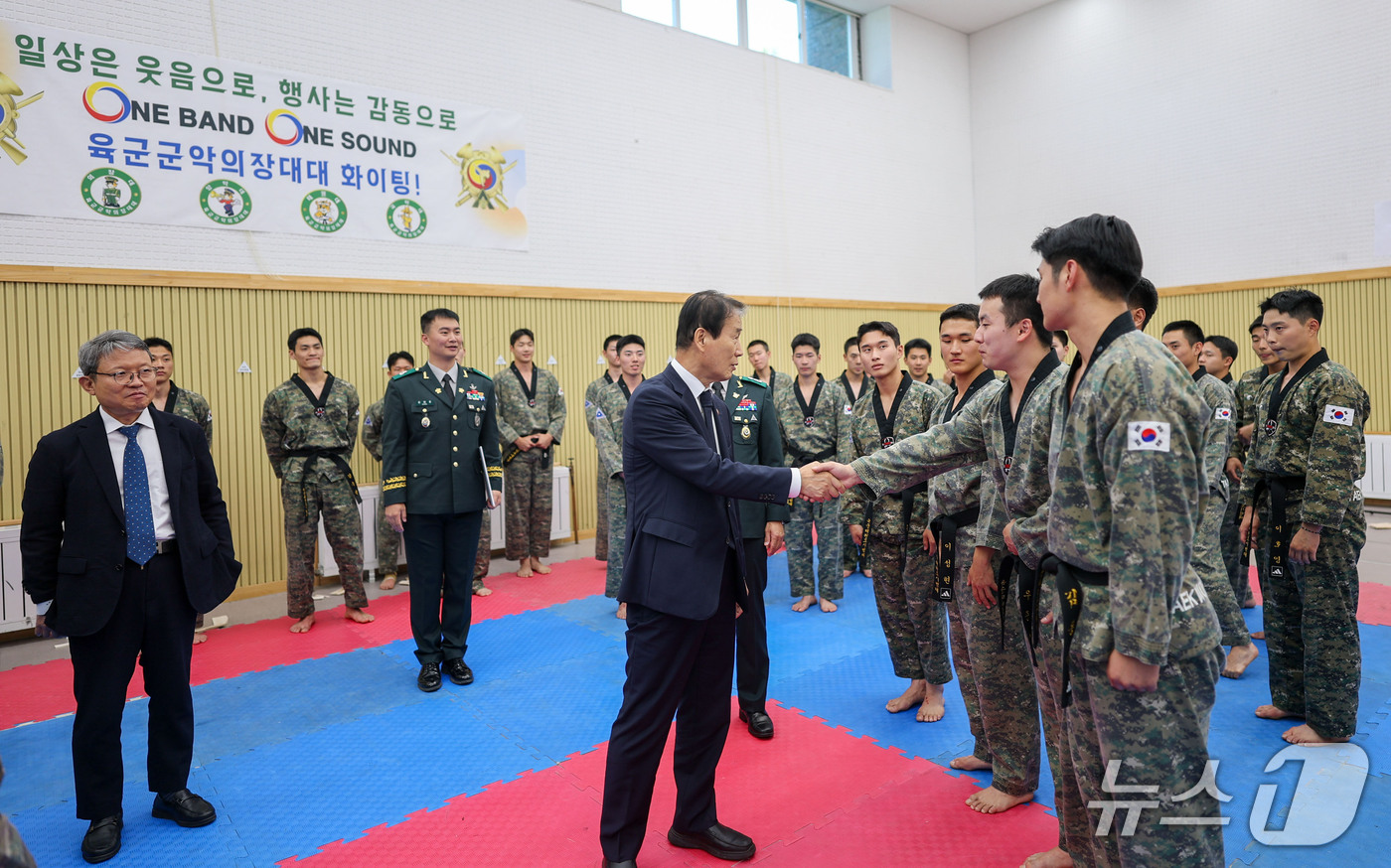 (서울=뉴스1) = 권오을 국가보훈부 장관이 1일 오후 국군의 날을 맞아 충남 계룡대 육군 군악의장대대를 방문, 장병들을 격려하고 있다.  (국가보훈부 제공. 재판매 및 DB 금지 …