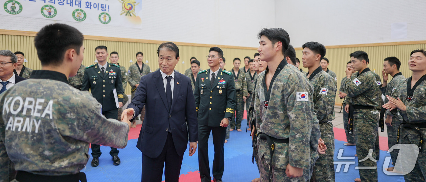 (서울=뉴스1) = 권오을 국가보훈부 장관이 1일 오후 국군의 날을 맞아 충남 계룡대 육군 군악의장대대를 방문, 장병들을 격려하고 있다.  (국가보훈부 제공. 재판매 및 DB 금지 …