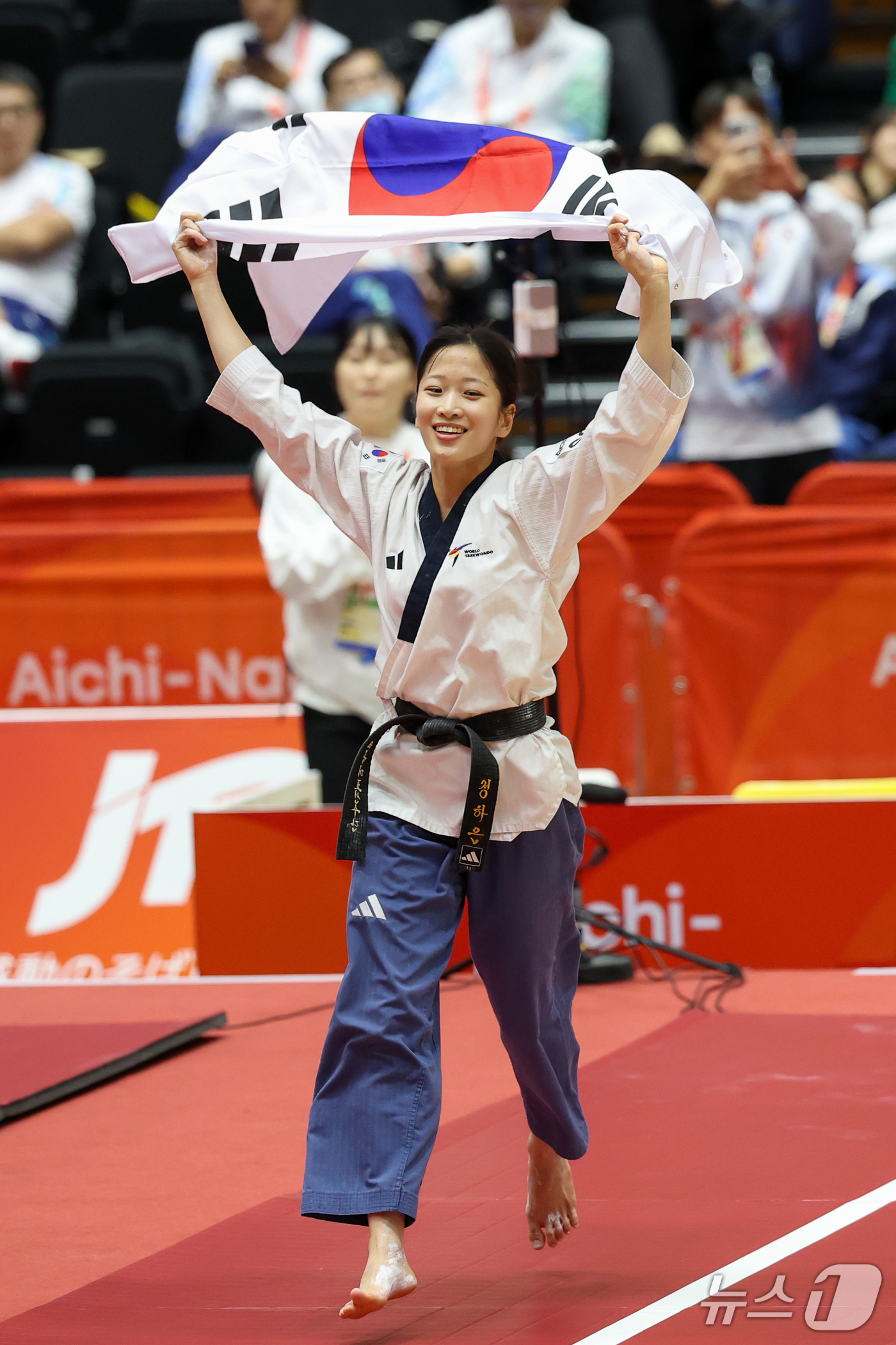 (도요하시=뉴스1) 안은나 기자 = 대한민국 정하은이 1일 일본 도요하시 체육관에서 열린 2026 아이치·나고야 아시안게임 태권도 여자 개인 품새 결승전에서 금메달을 확정 짓자 태 …