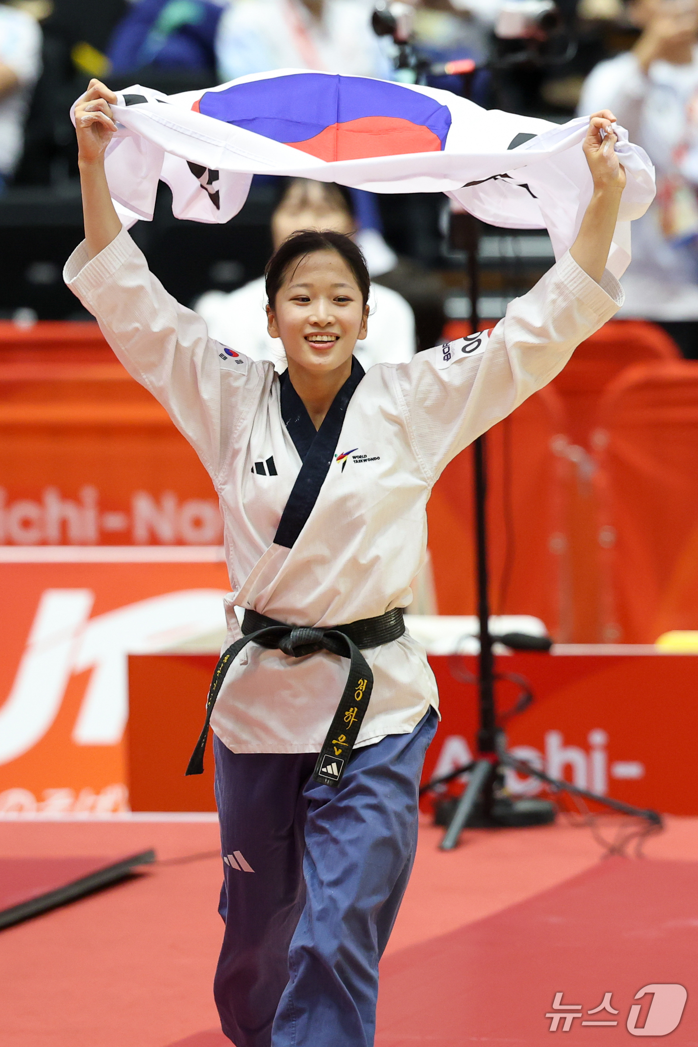 (도요하시=뉴스1) 안은나 기자 = 대한민국 정하은이 1일 일본 도요하시 체육관에서 열린 2026 아이치·나고야 아시안게임 태권도 여자 개인 품새 결승전에서 금메달을 확정 짓자 태 …
