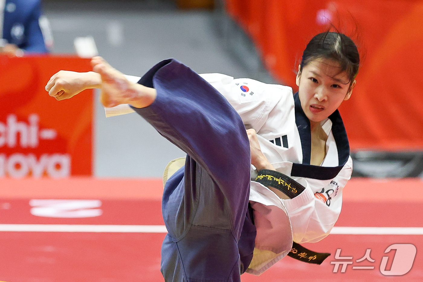 (도요하시=뉴스1) 안은나 기자 = 대한민국 정하은이 1일 일본 도요하시 체육관에서 열린 2026 아이치·나고야 아시안게임 태권도 여자 개인 품새 결승전에서 경연을 펼치고 있다. …