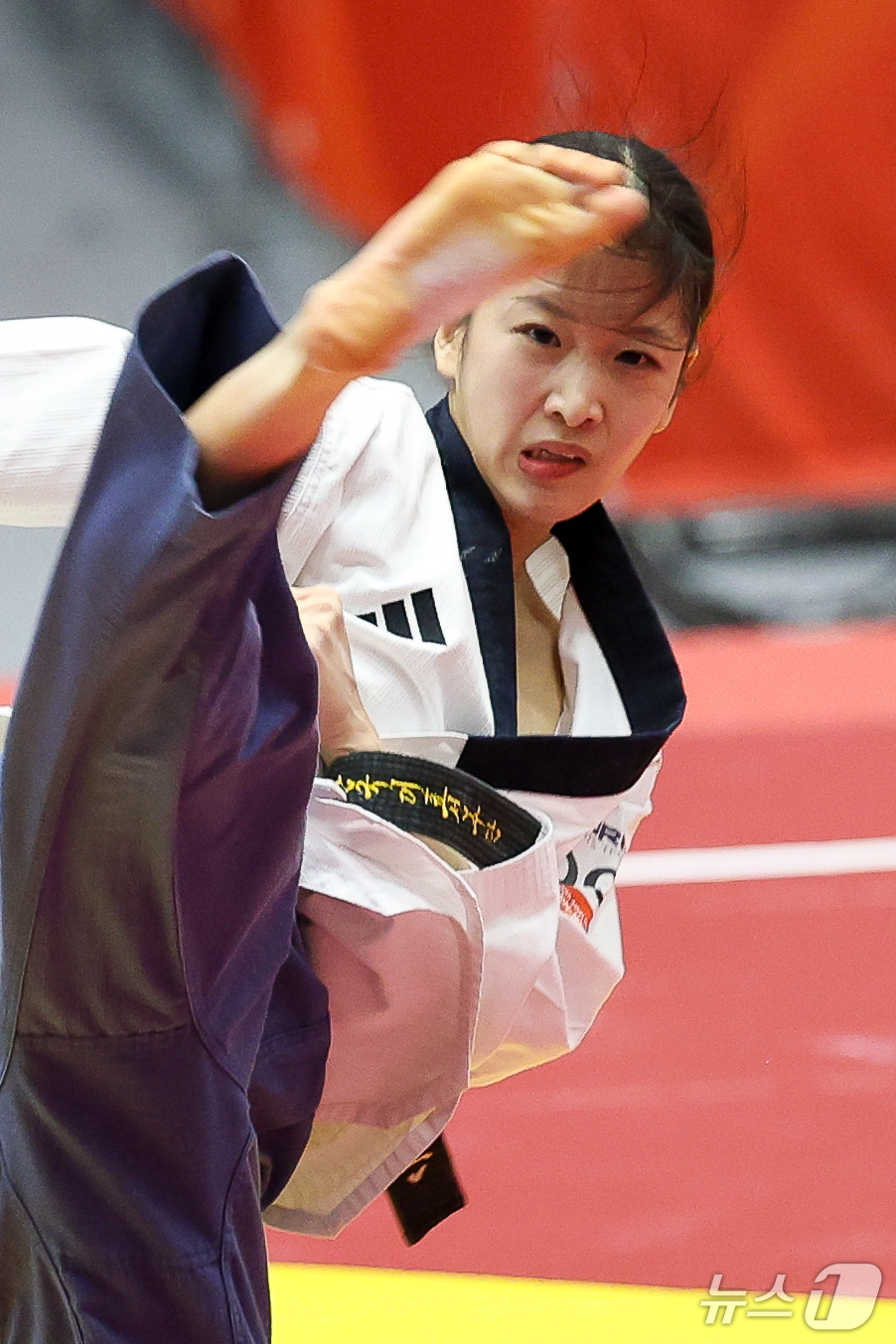 (도요하시=뉴스1) 안은나 기자 = 대한민국 정하은이 1일 일본 도요하시 체육관에서 열린 2026 아이치·나고야 아시안게임 태권도 여자 개인 품새 결승전에서 경연을 펼치고 있다. …