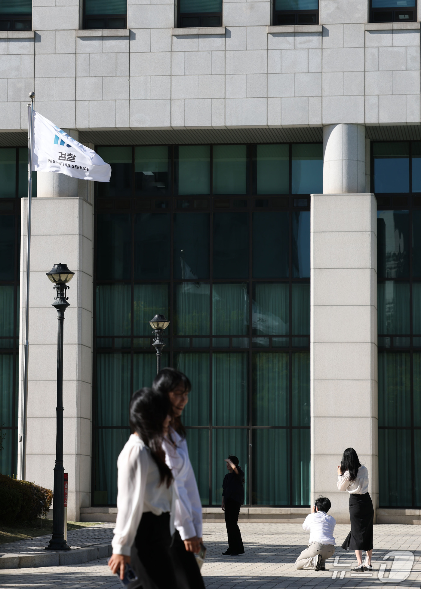 (서울=뉴스1) 최지환 기자 = 공소청 출범을 하루 앞둔 1일 서울 서초구 대검찰청에서 직원들이 기념 사진을 찍고 있다. (공동취재) 2026.10.1/뉴스1