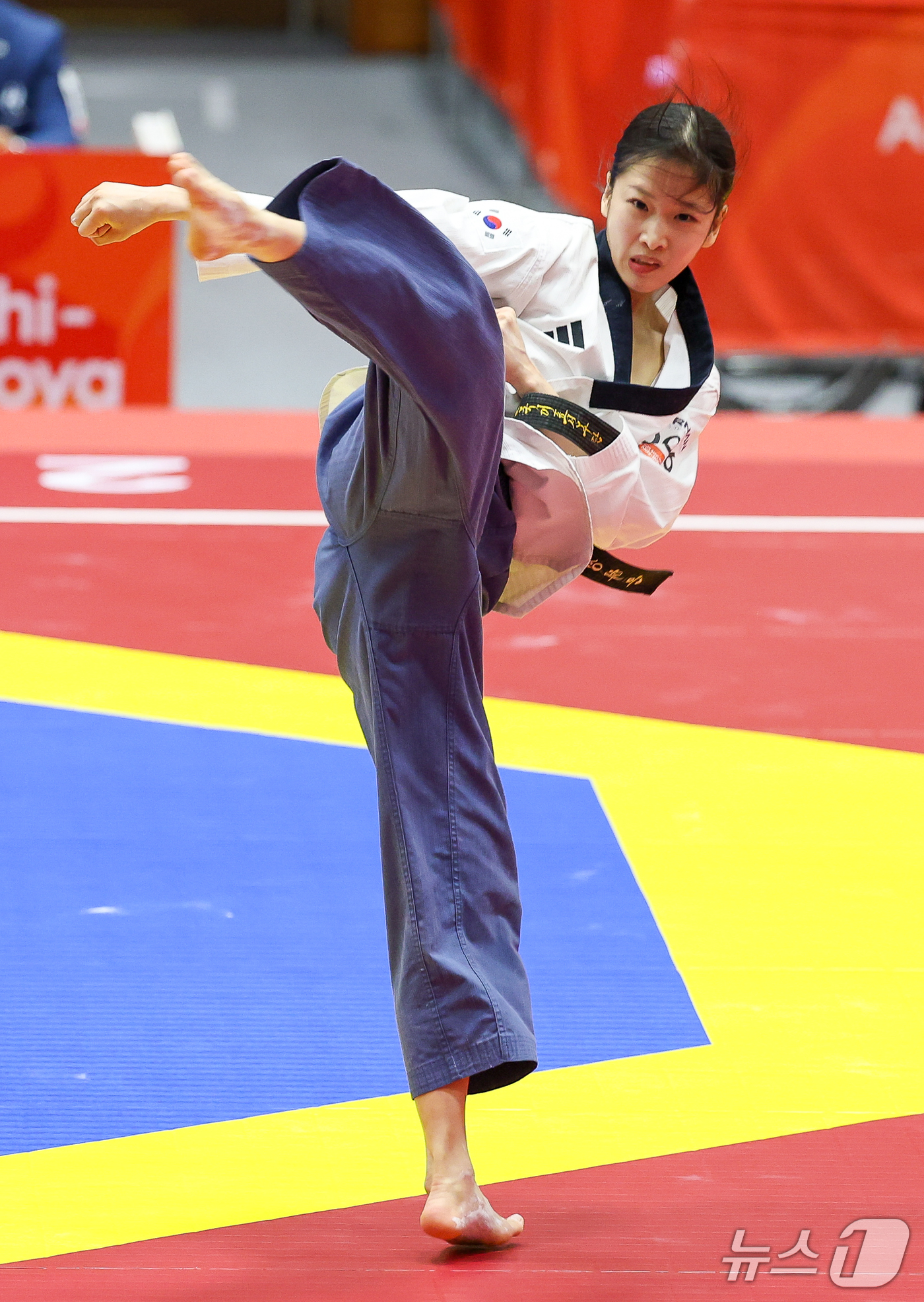 (도요하시=뉴스1) 안은나 기자 = 대한민국 정하은이 1일 일본 도요하시 체육관에서 열린 2026 아이치·나고야 아시안게임 태권도 여자 개인 품새 결승전에서 경연을 펼치고 있다. …
