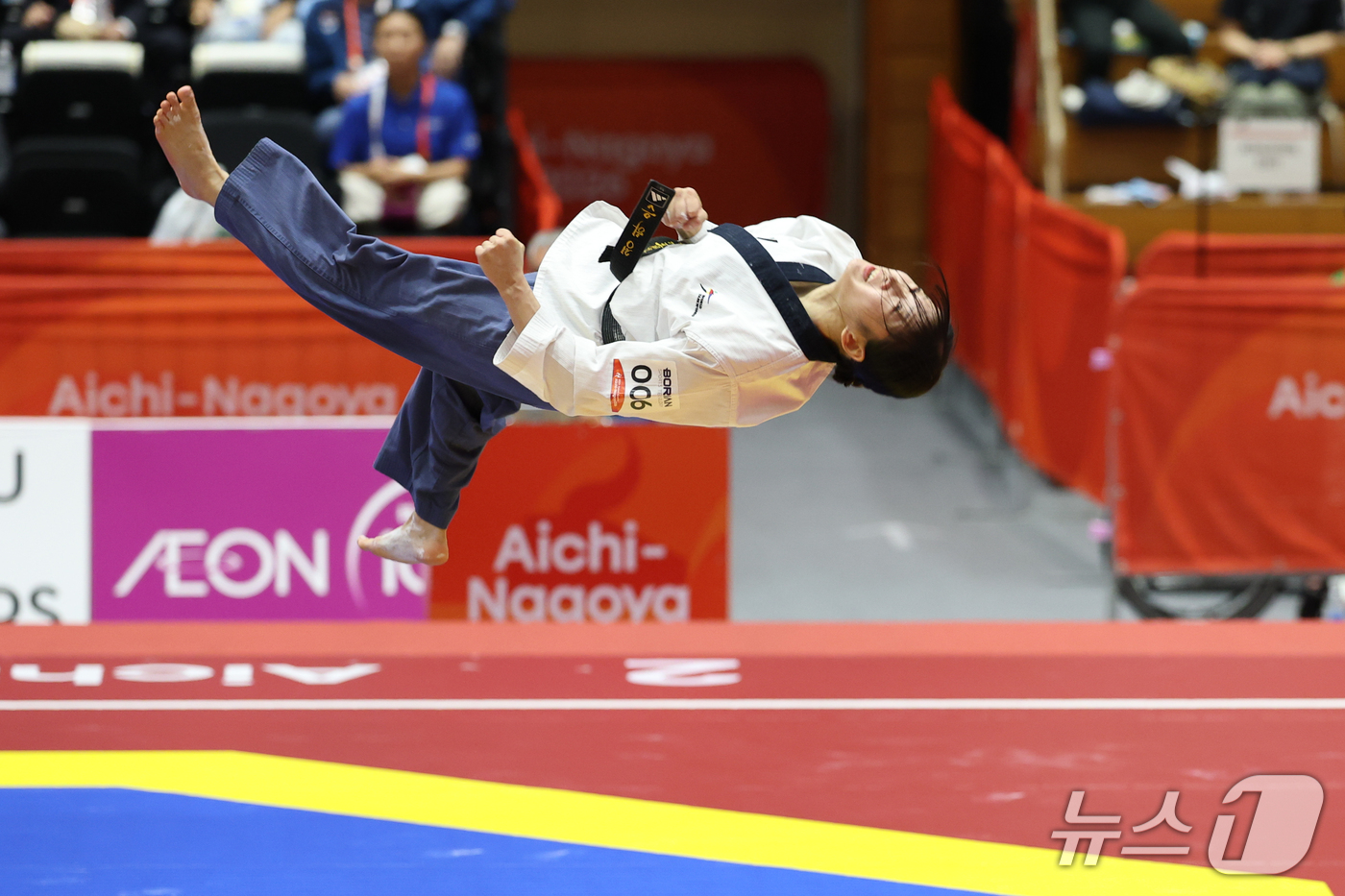 (도요하시=뉴스1) 안은나 기자 = 대한민국 정하은이 1일 일본 도요하시 체육관에서 열린 2026 아이치·나고야 아시안게임 태권도 여자 개인 품새 결승전에서 경연을 펼치고 있다. …